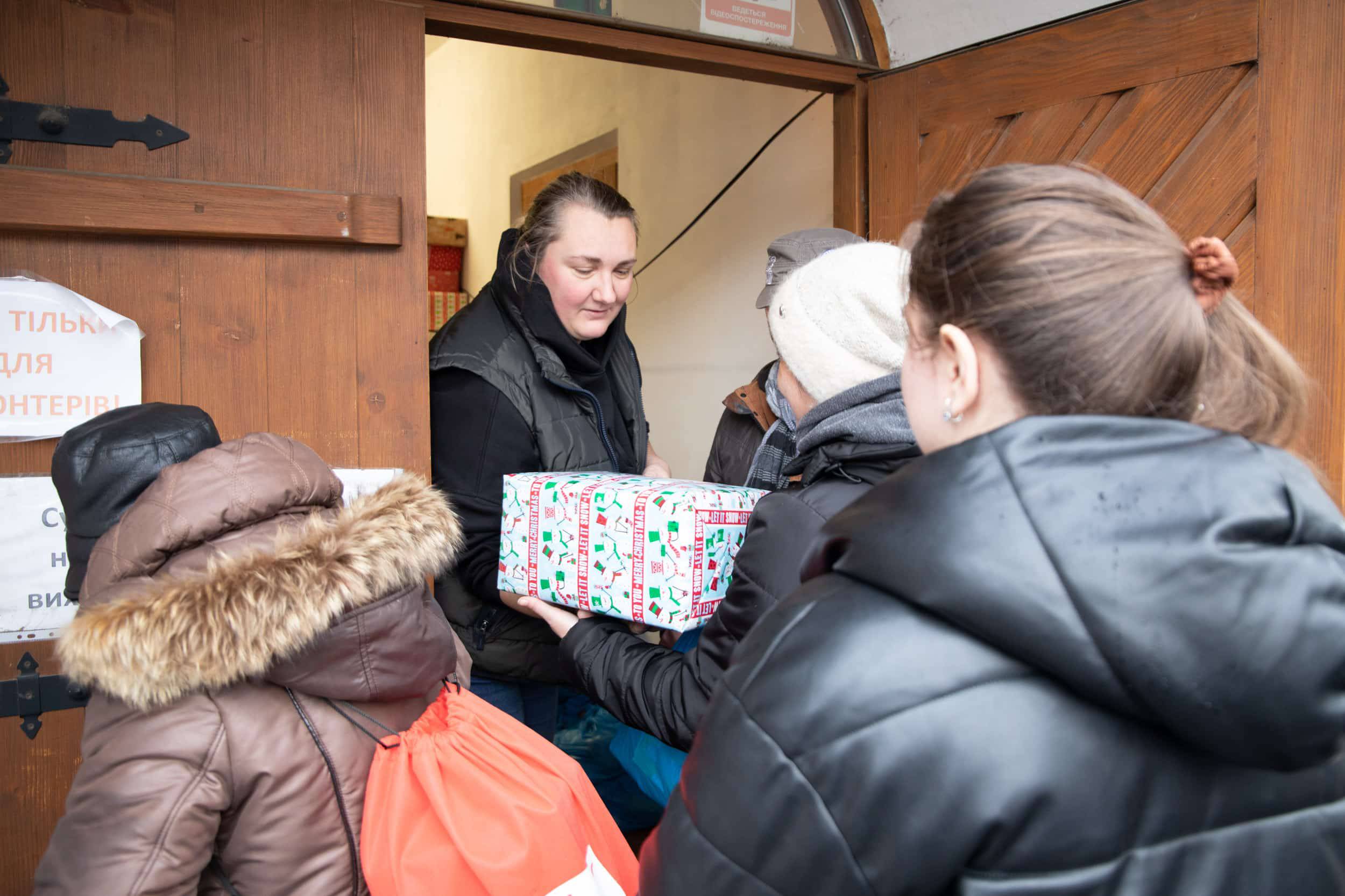 І в новому, 2023 році, центр гуманітарної допомоги «Совине гніздо» продовжує надавати допомогу переселенцям, які зареєстровані в Ужгороді