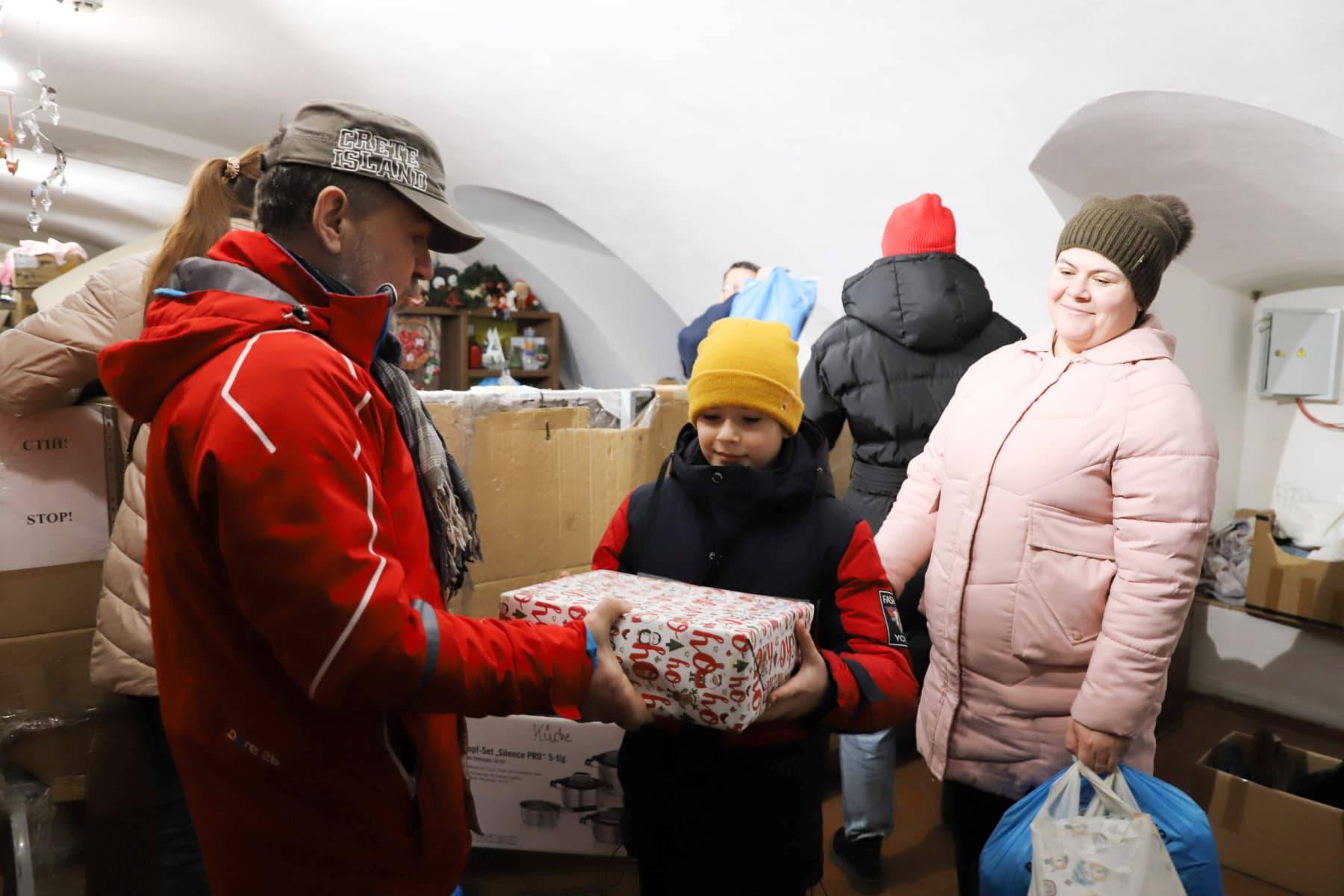 Допомога, яку волонтери Центру гуманітарної допомоги «Совине гніздо»  цього тижня надавали переселенцям, що зареєстровані в Ужгороді