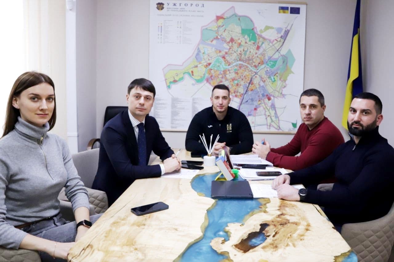 Будівництво льодової арени в Ужгороді обговорювали із президентом Федерації хокею України Георгієм Зубком на зустрічі у міській раді 