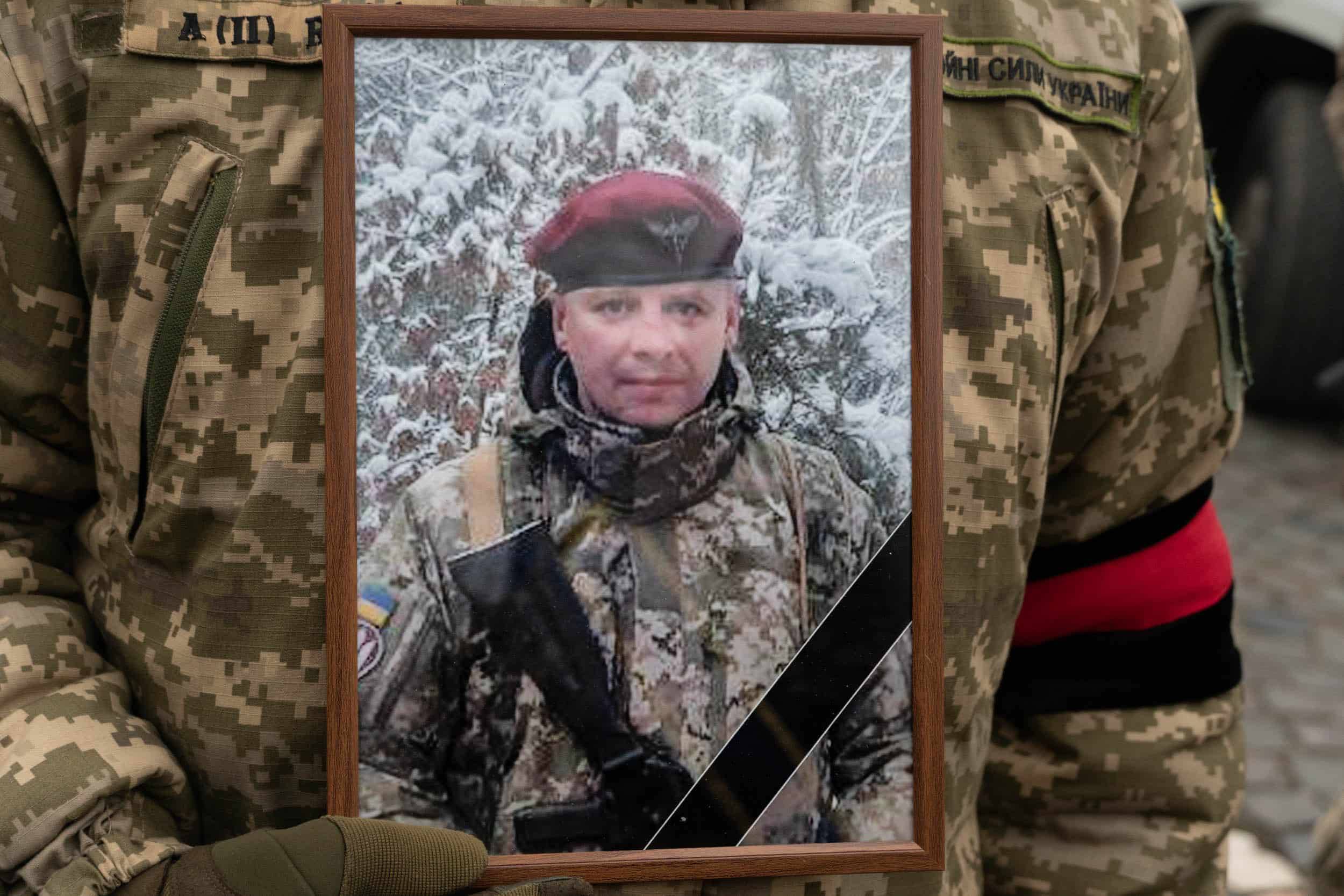 Сьогодні в Ужгороді попрощалися із ще одним захисником, який віддав життя за Україну, – молодшим сержантом Андрієм Жуковським