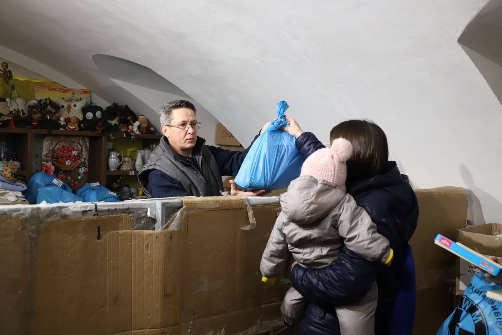 У центрі гуманітарної допомоги «Совине гніздо» цього тижня благодійну допомогу  отримали  вимушені переселенці, які зареєстровані в Ужгороді