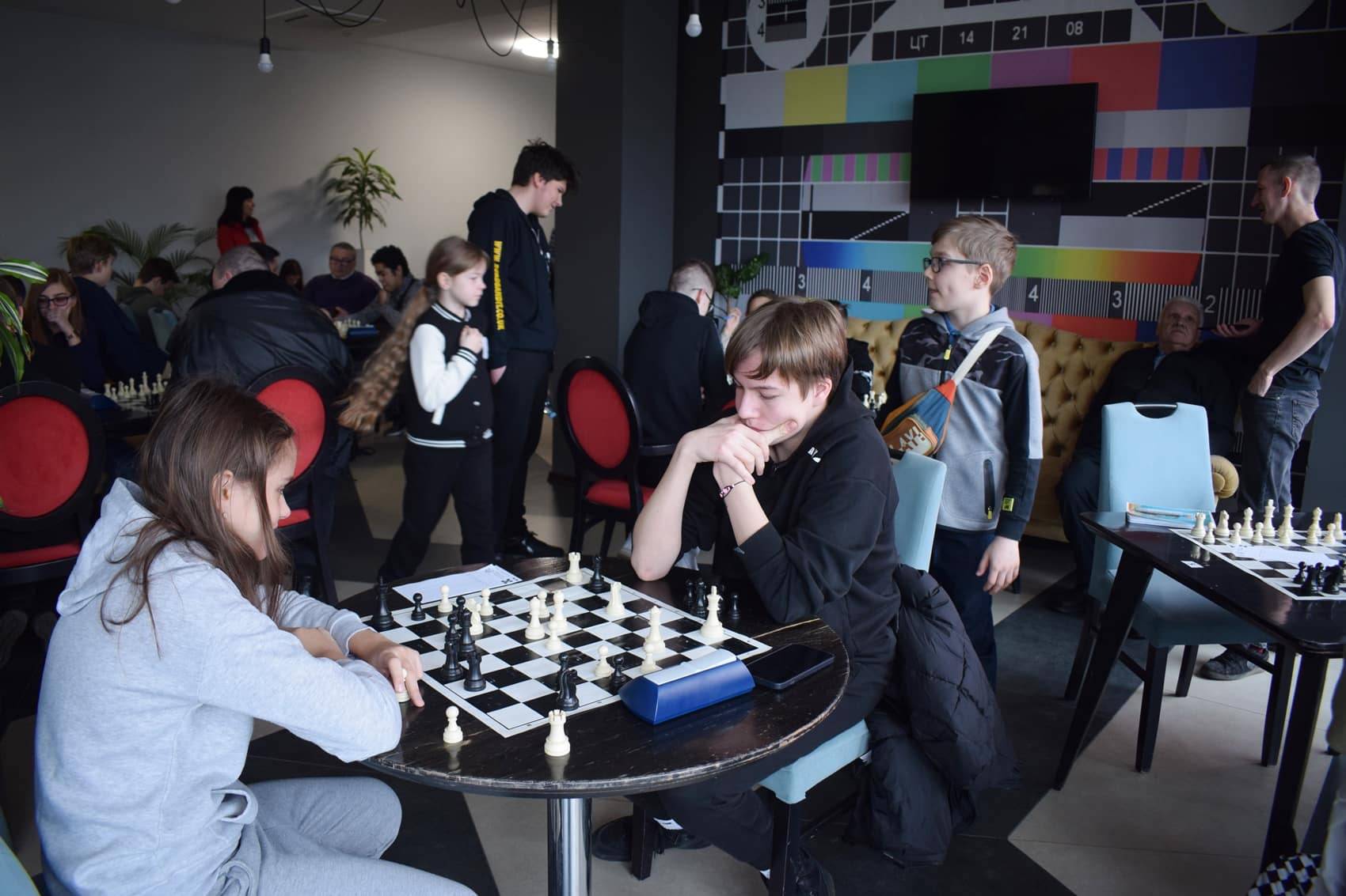 В Ужгороді триває відкритий благодійний шаховий турнір