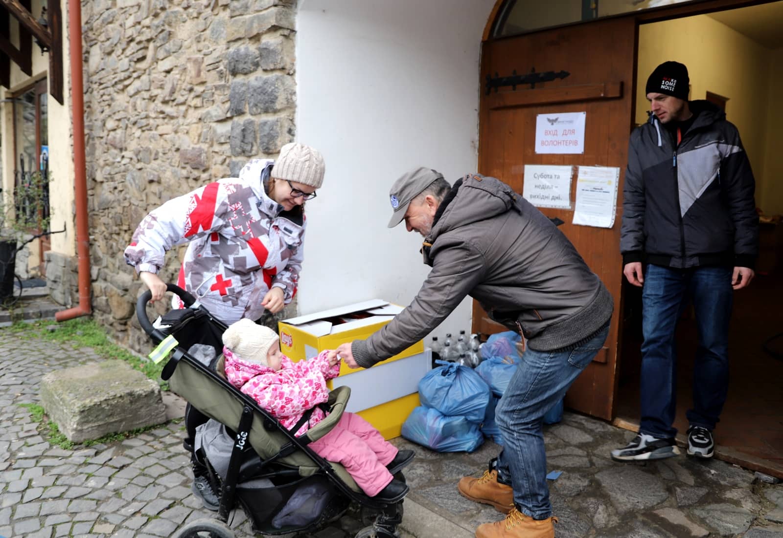 Благодійну допомогу вимушені переселенці, які зареєстровані в Ужгороді, традиційно цього тижня отримували в «Совиному гнізді»