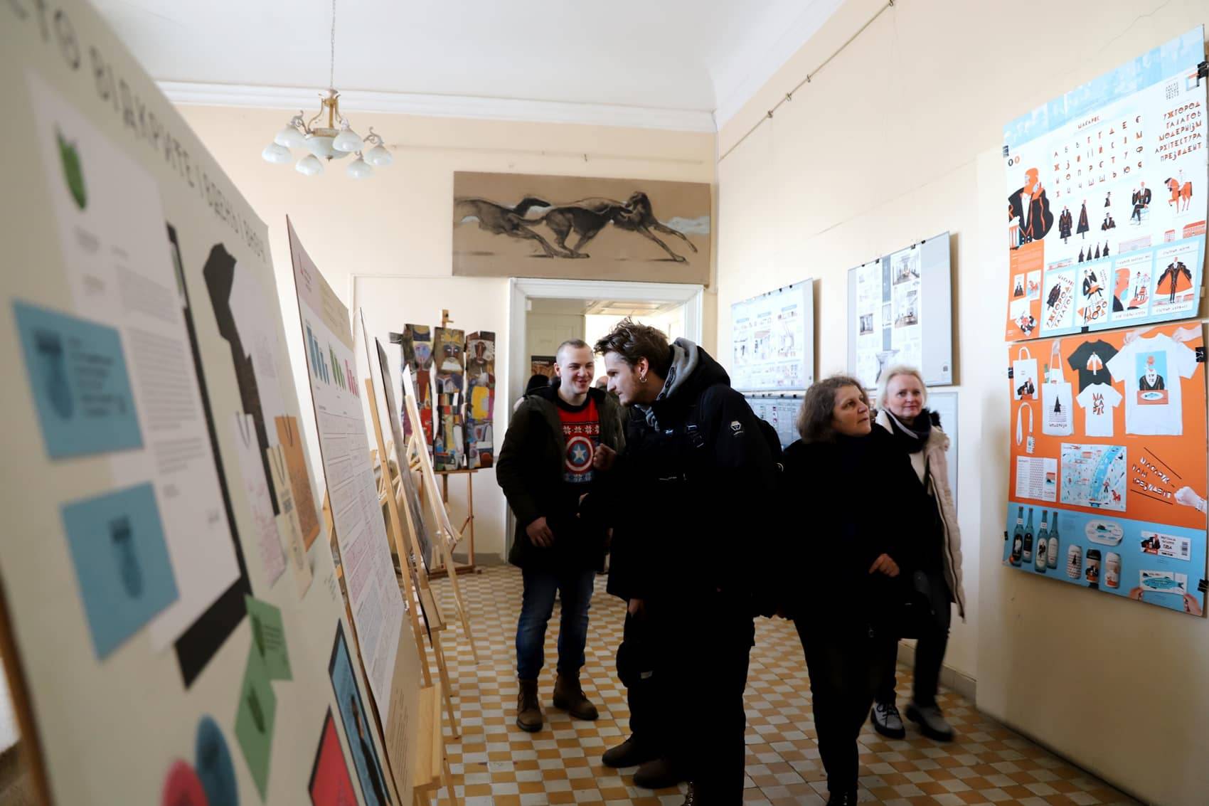 В Ужгороді стартувала спільна виставка Закарпатської академії мистецтв і Харківської академії дизайну та мистецтв