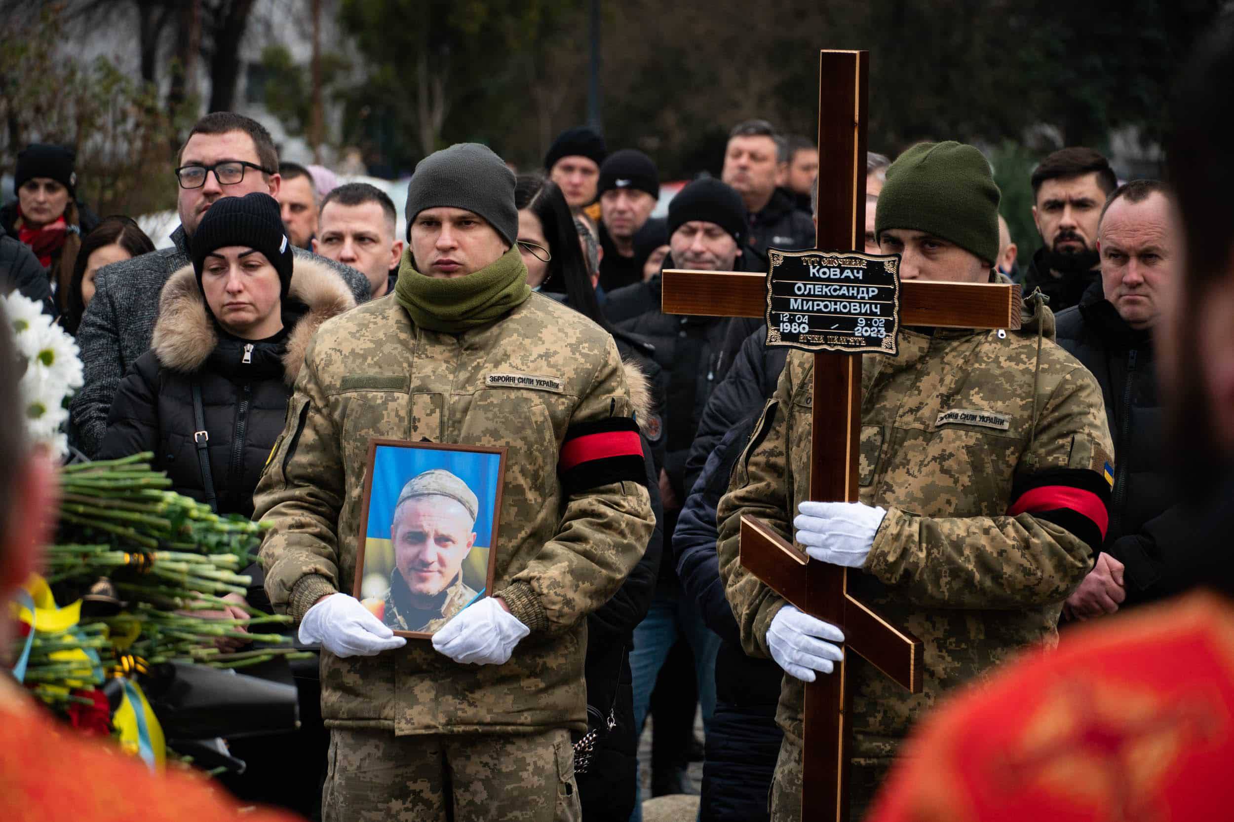 В Ужгороді сьогодні попрощалися із загиблим захисником Олександром Ковачем