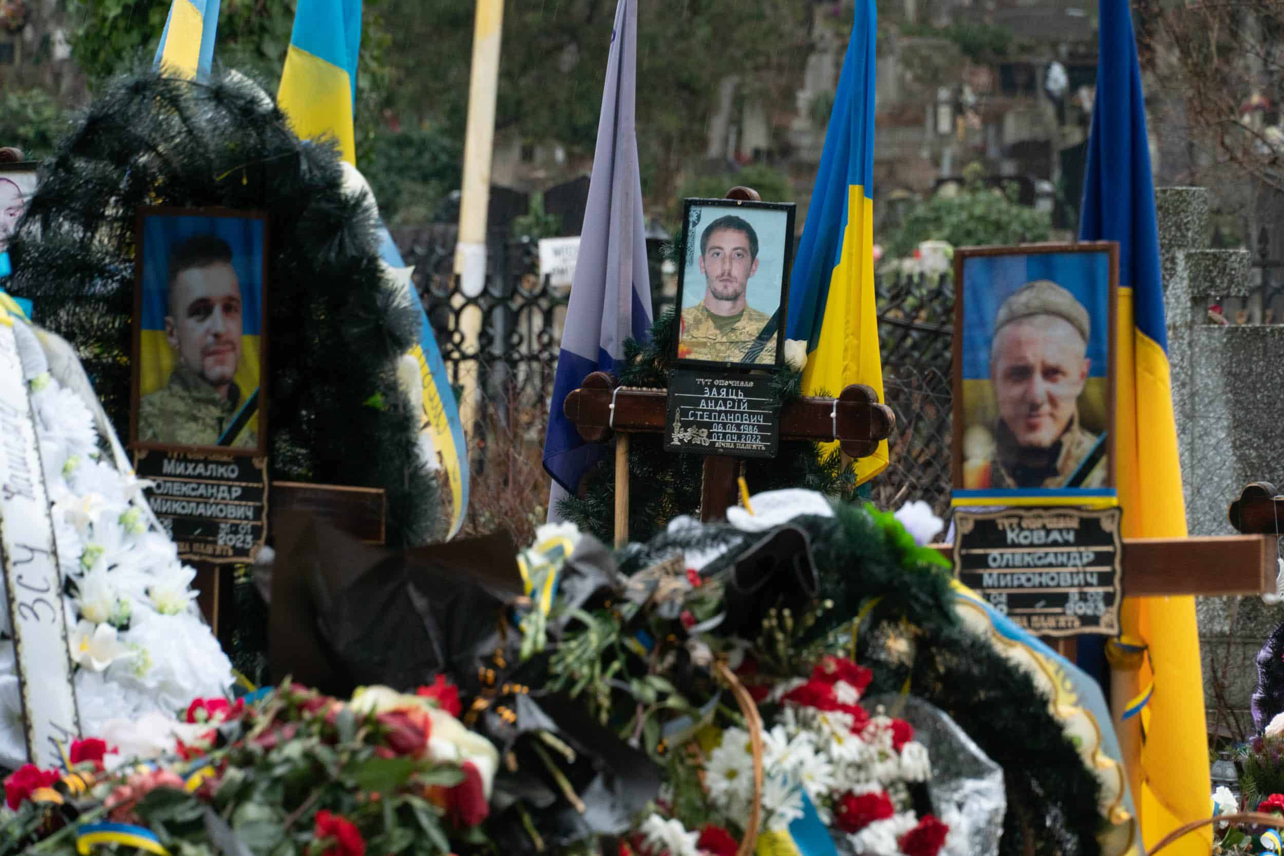 Керівники міста вшанували пам'ять загиблих Героїв, які поховані на Пагорбі Слави в Ужгороді