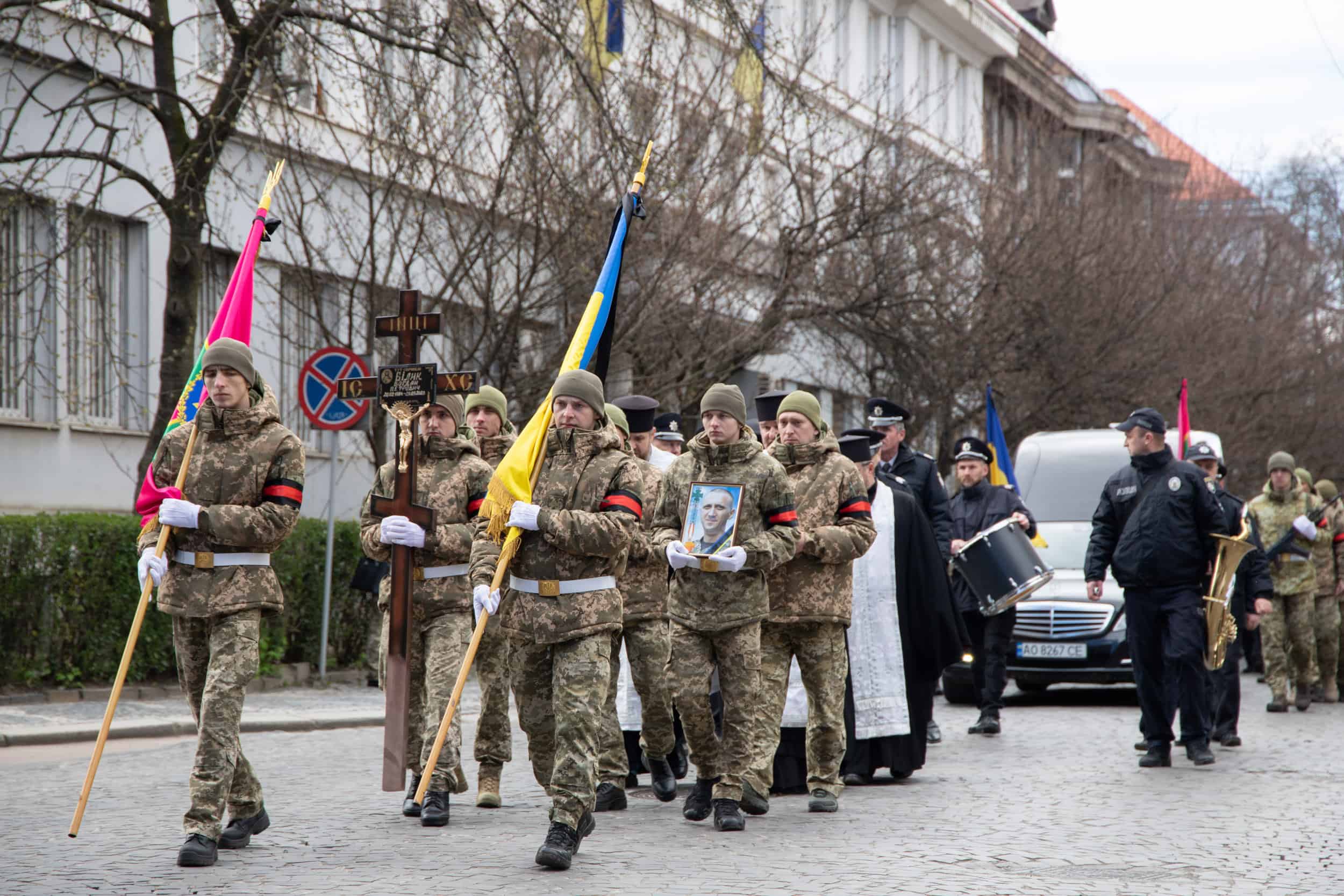 Ужгород сьогодні прощався з загиблим захисником України сержантом Богданом Біликом