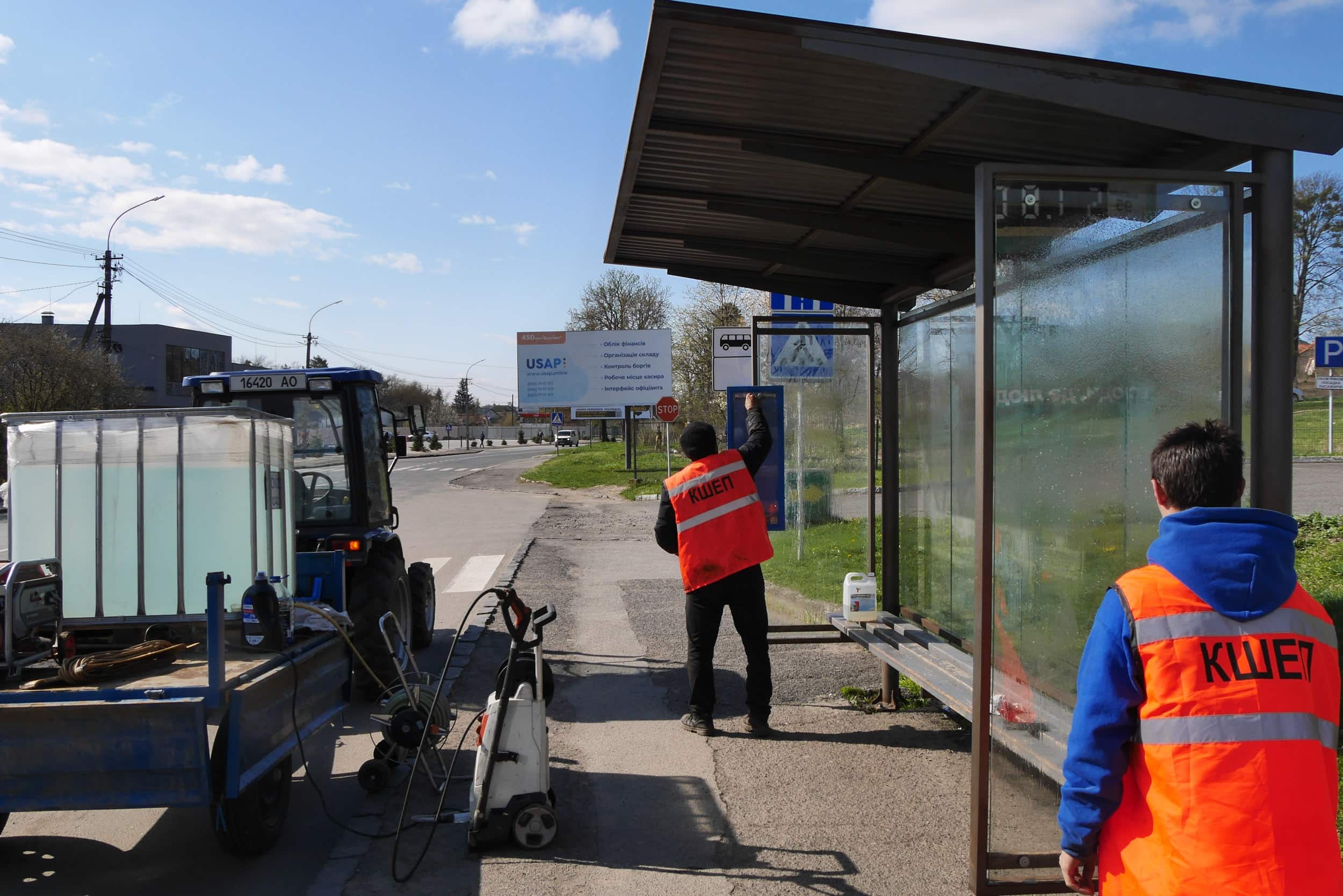 Комунальники оновлюють зупинки міського громадського транспорту в Ужгороді