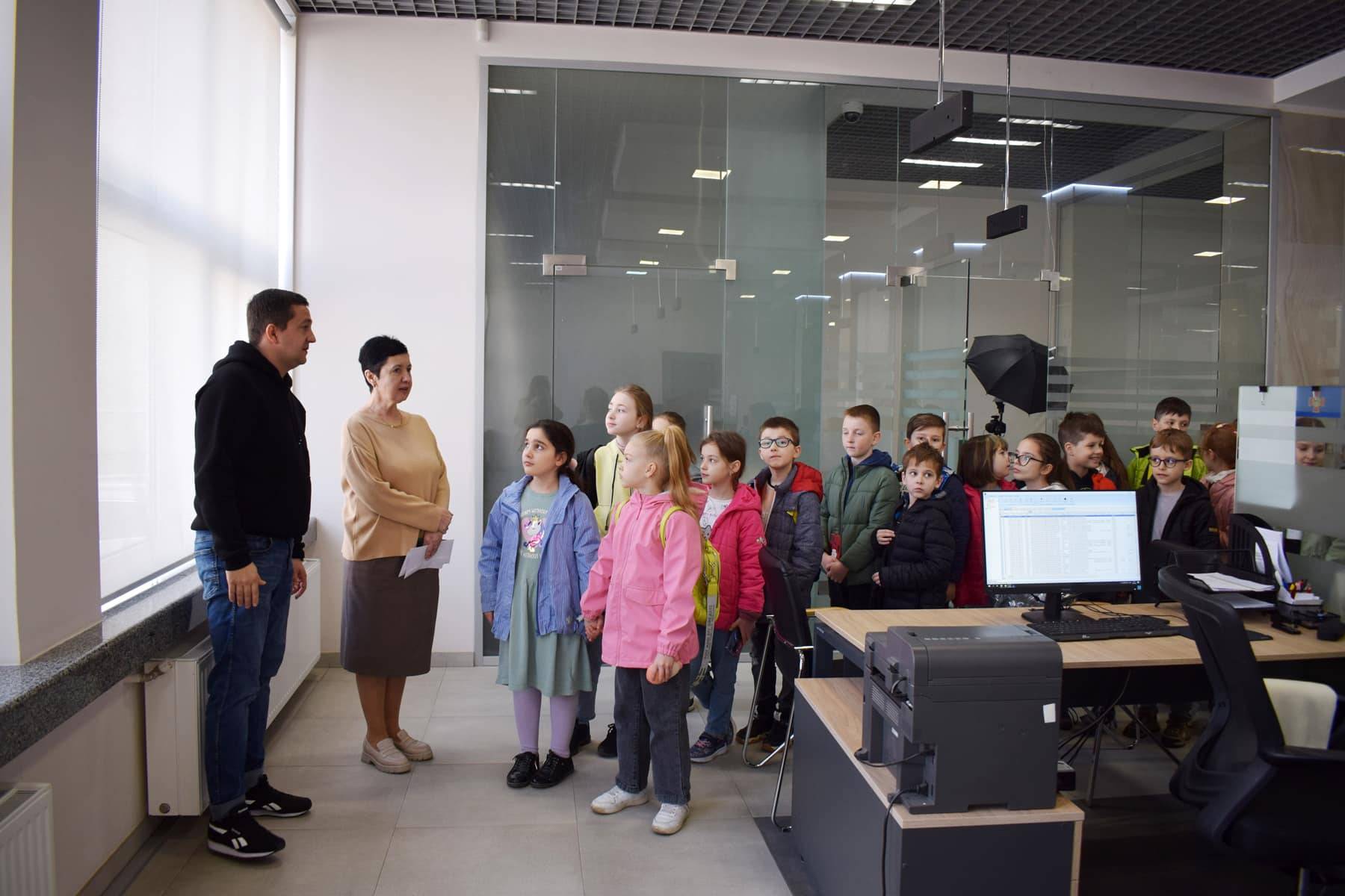 Екскурсію-знайомство провели для школярів Ужгородської ЗОШ І-ІІІ ст. №20-ліцею «Лідер» у міській раді