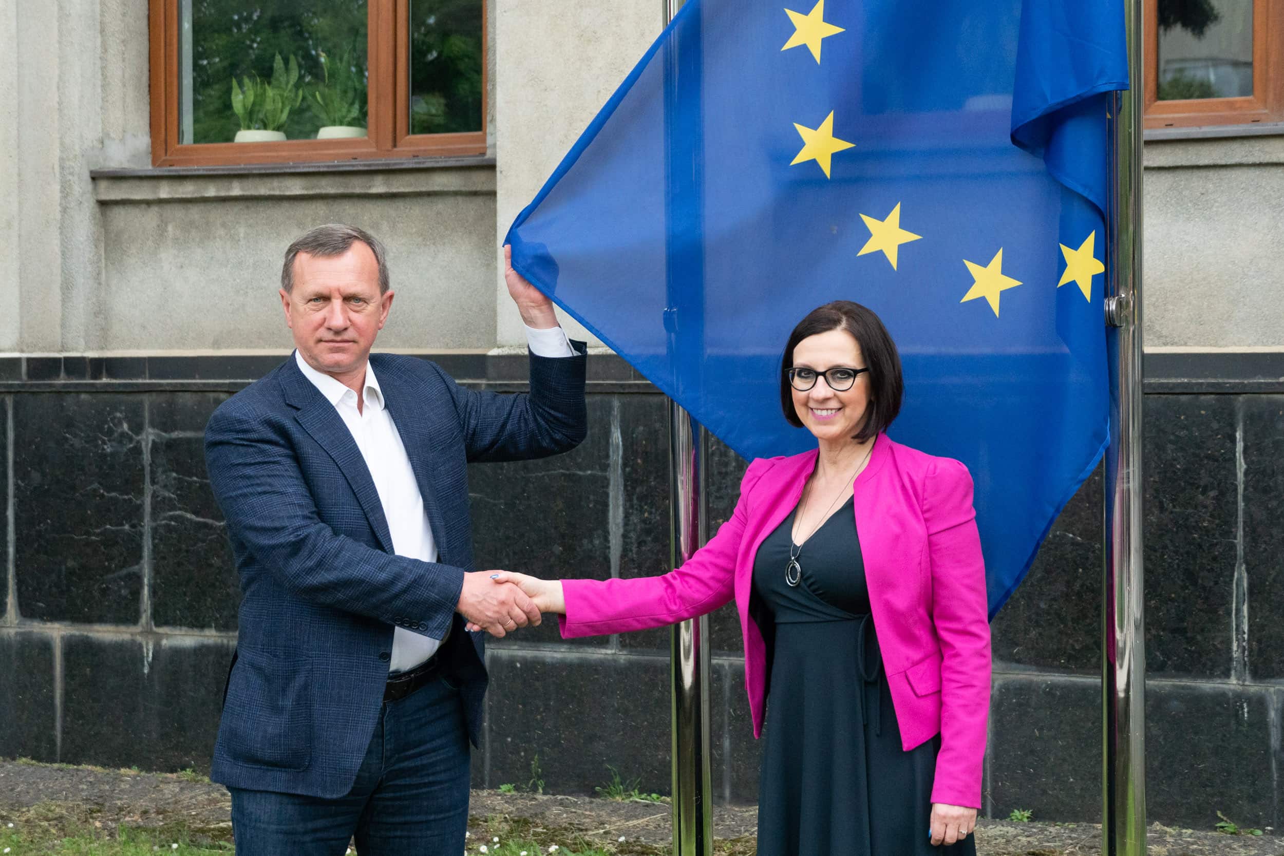 Прапор ЄС підняли біля будівлі Ужгородської міськради до Дня Європи, який відзначаємо сьогодні
