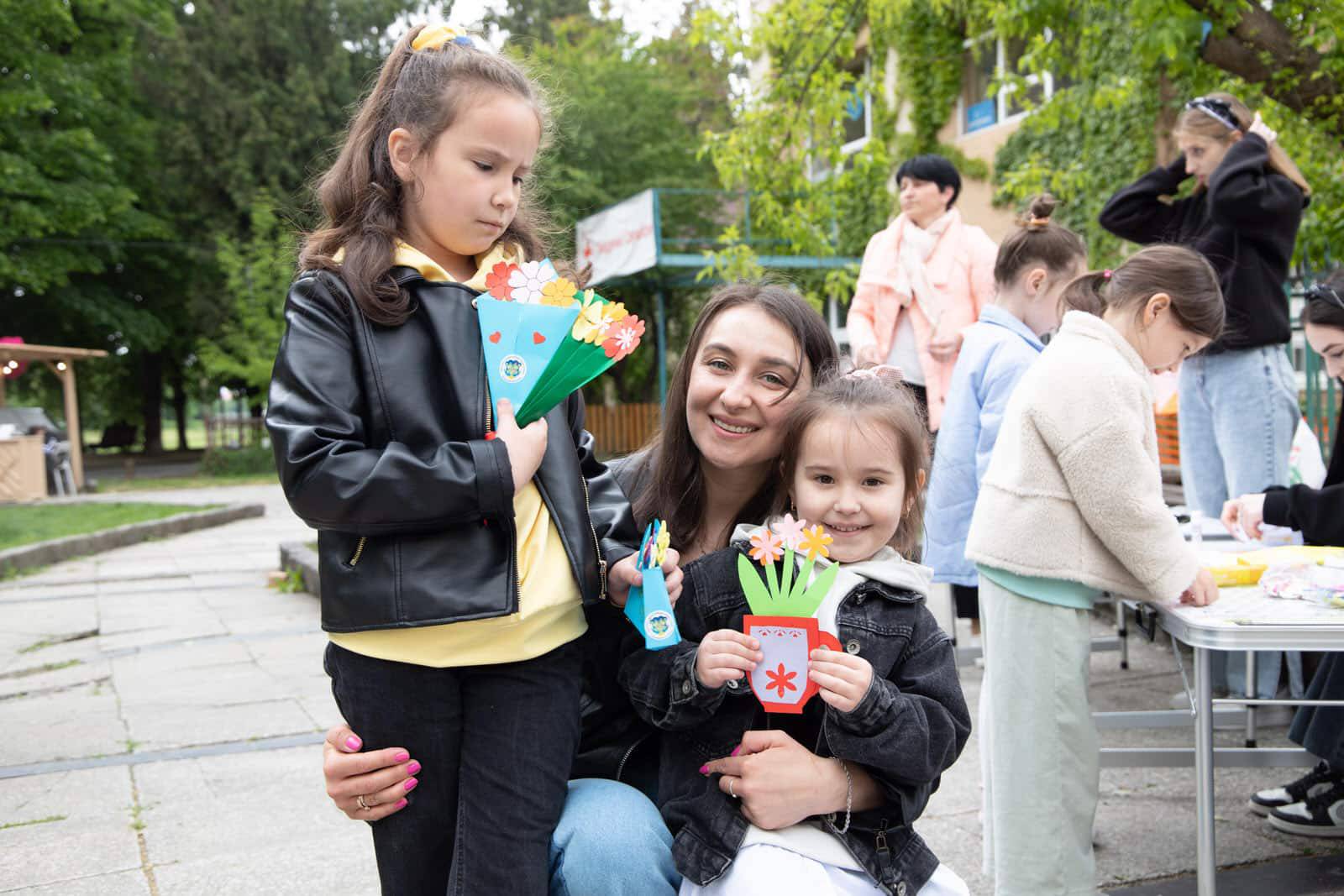 В Ужгороді до Дня матері організували майстер-класи з виготовлення вітальних листівок