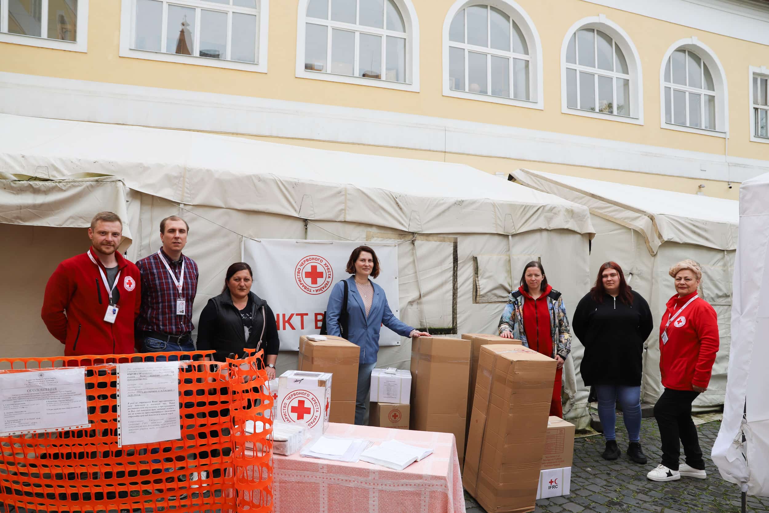 22 багатодітні родини переселенців отримали сьогодні допомогу від Ужгородської міської організації Товариства Червоного Хреста