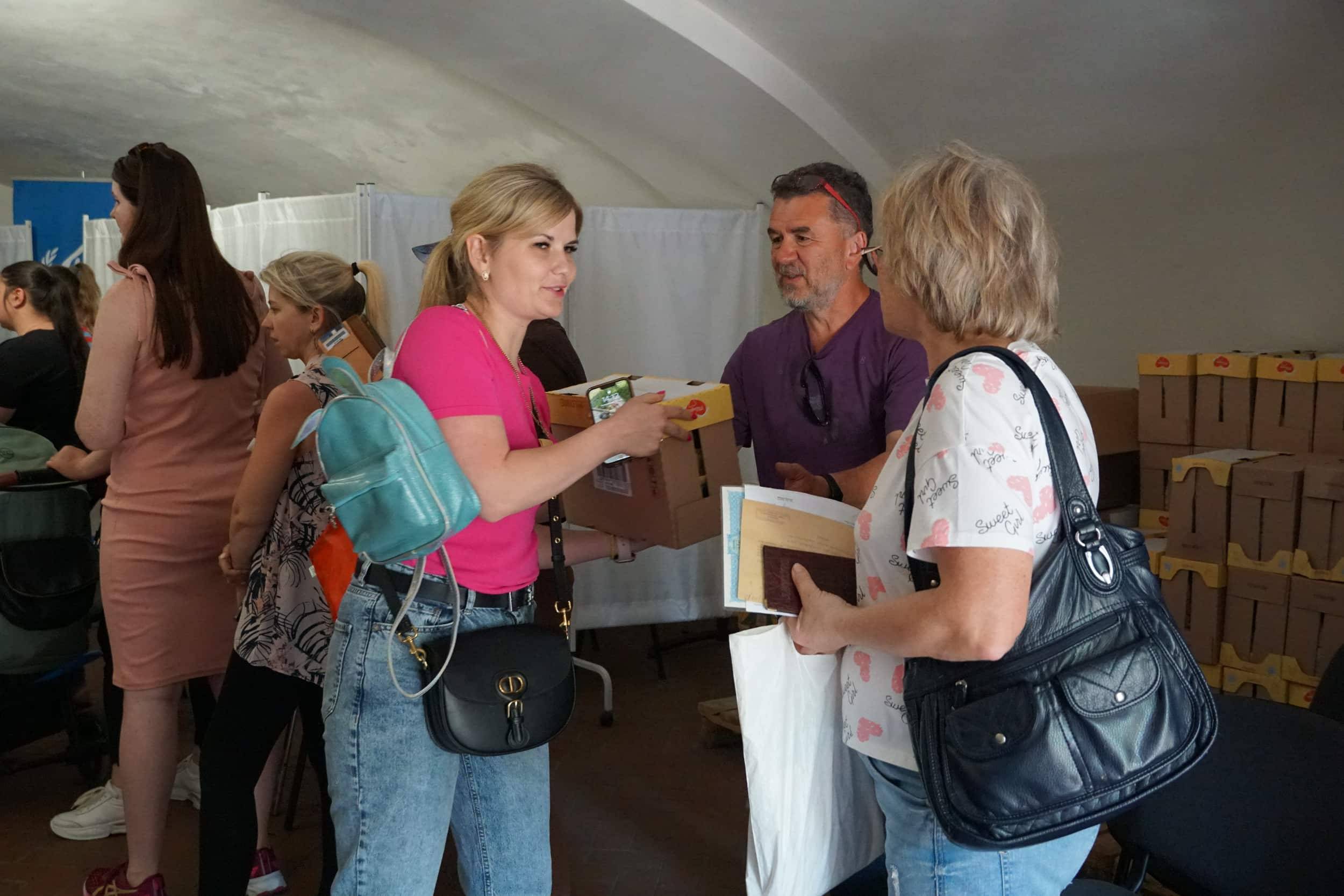 У «Совиному гнізді» переселенці, які зареєстровані в Ужгороді, продовжують отримувати гуманітарну допомогу