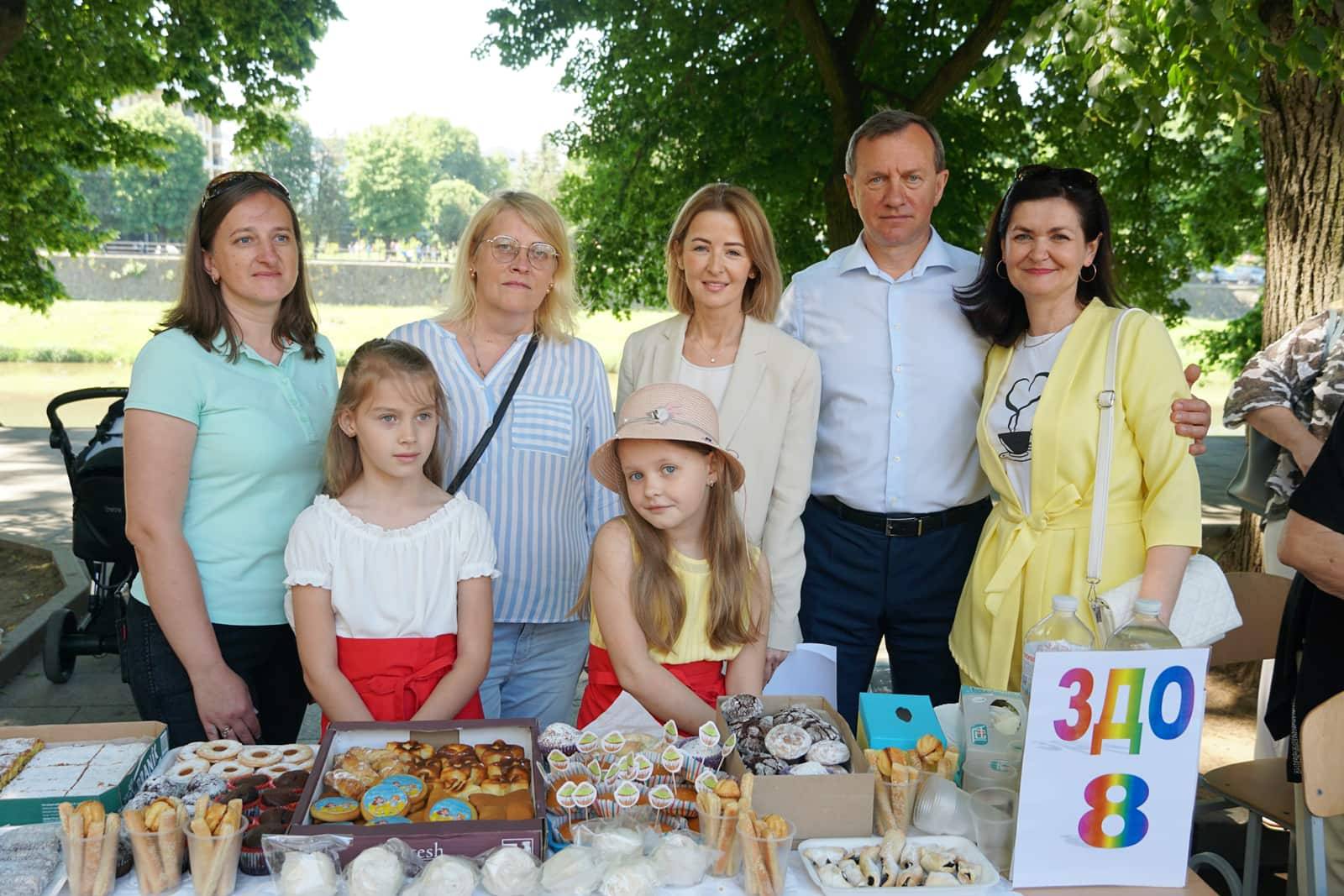 Благодійний фестиваль-ярмарок на підтримку ЗСУ організували освітяни Ужгорода до Дня захисту дітей