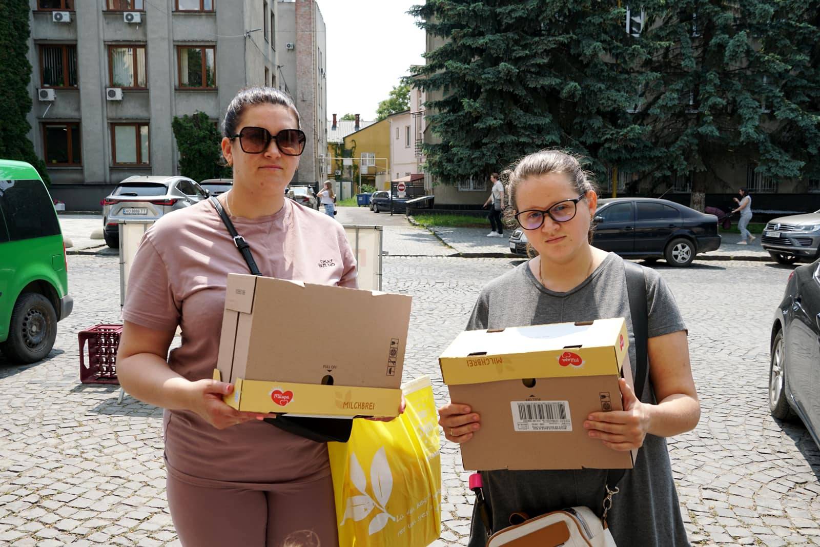 Допомога переселенцям в Ужгороді від волонтерів 