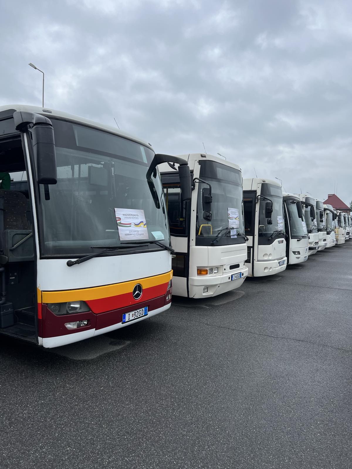 Автобус від угорської компанії передали ужгородським освітянам