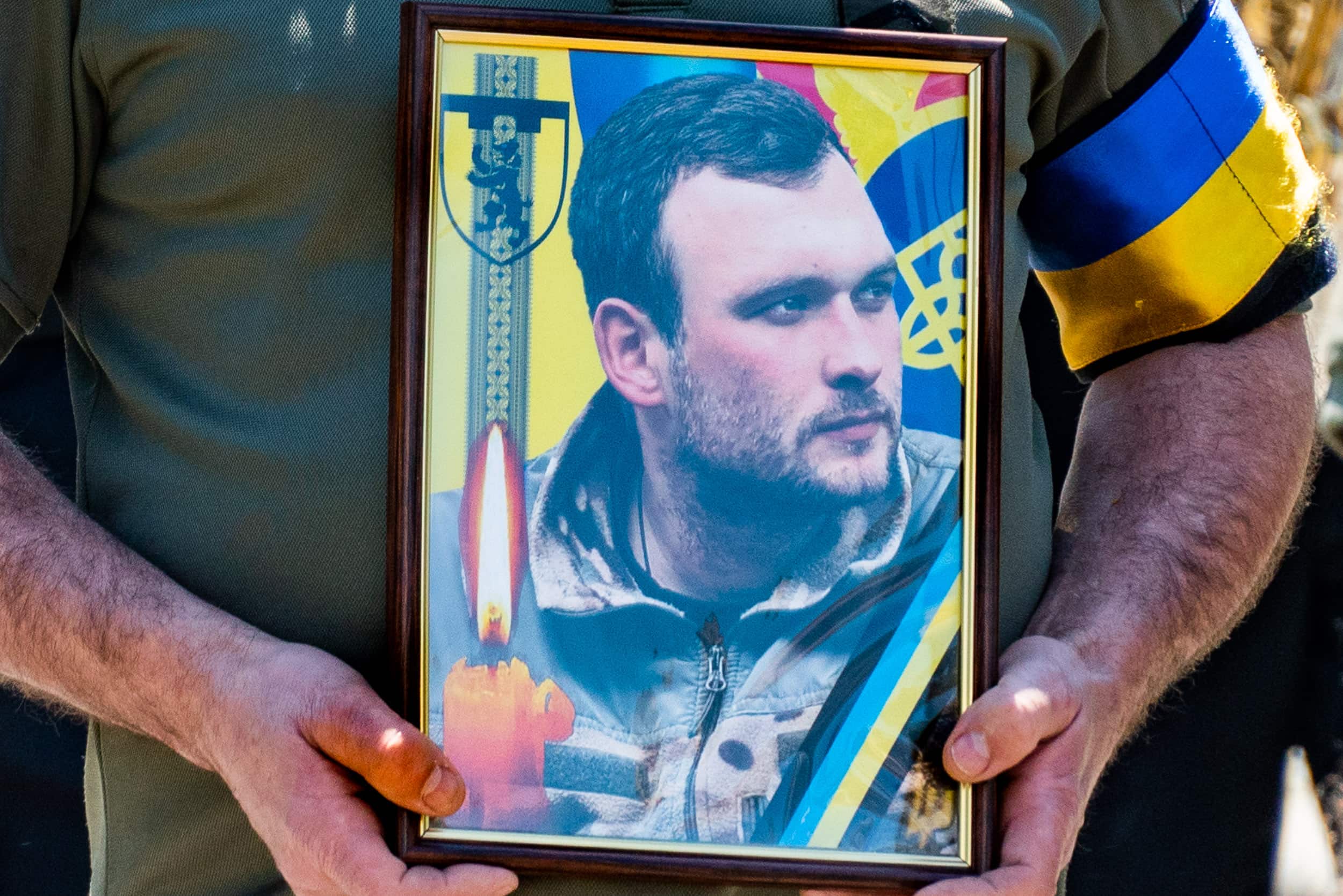 Ужгород сьогодні провів в останню путь Героя – 25-річного солдата Еріка Штила