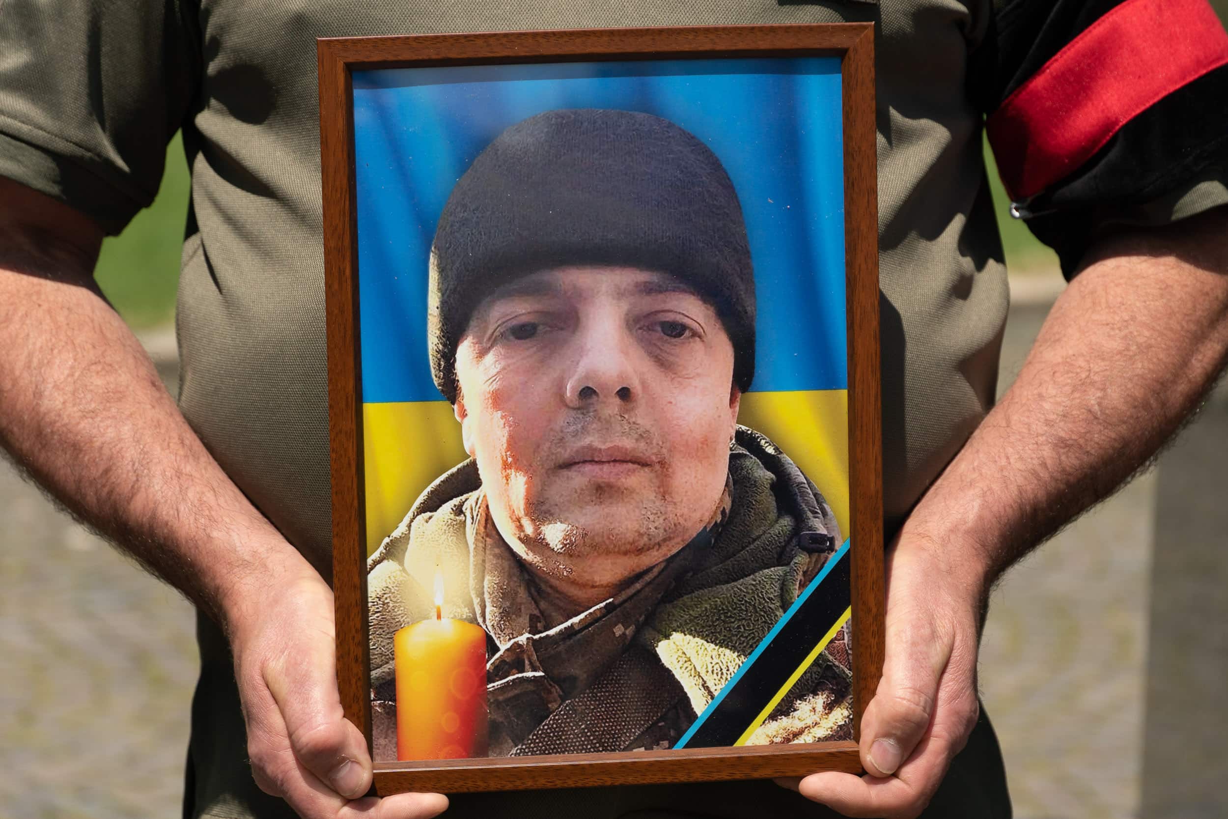 В Ужгороді провели в останню путь загиблого за Україну захисника Олександра Гогу