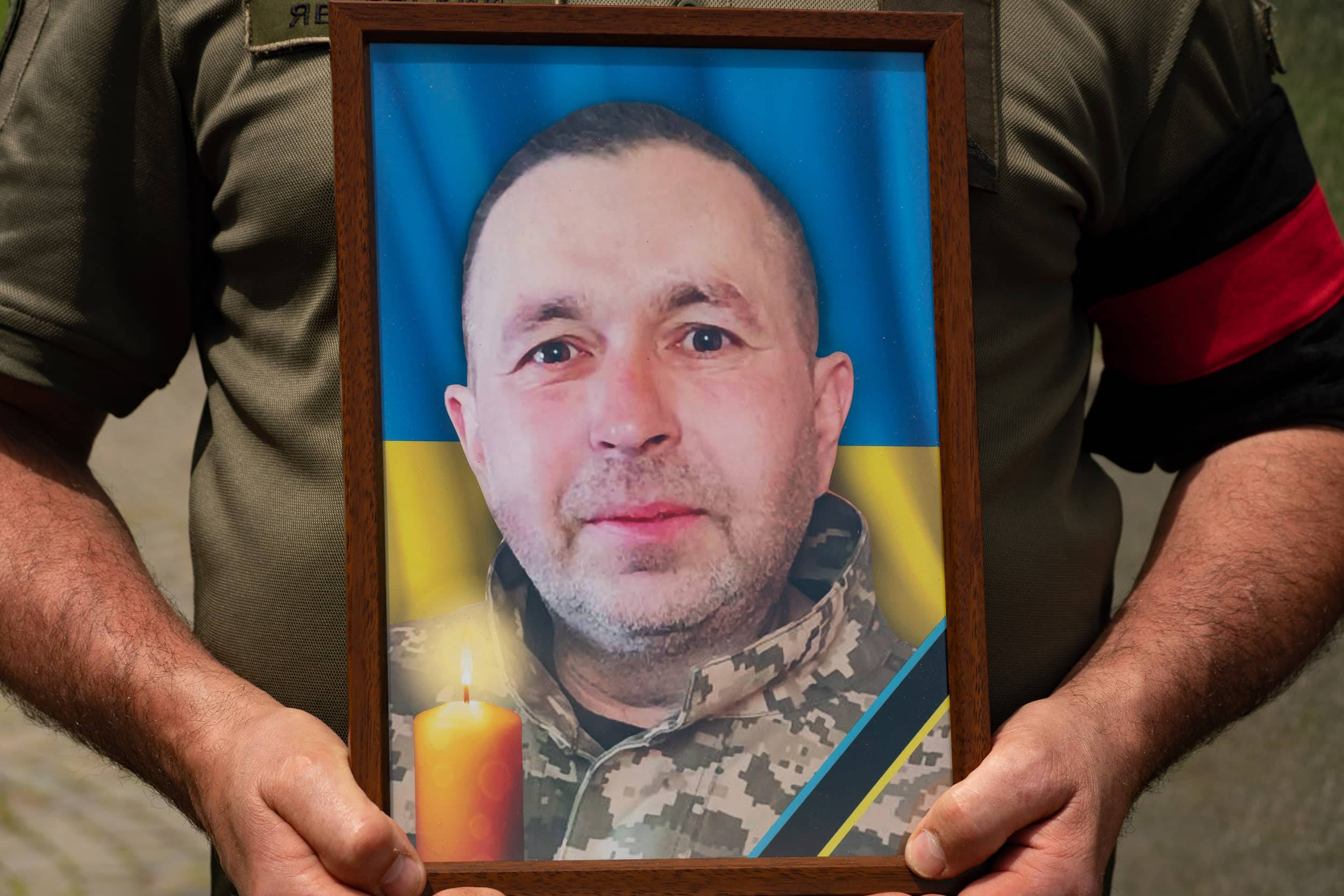 В Ужгороді провели в останню путь 51-річного солдата Василя Рошка