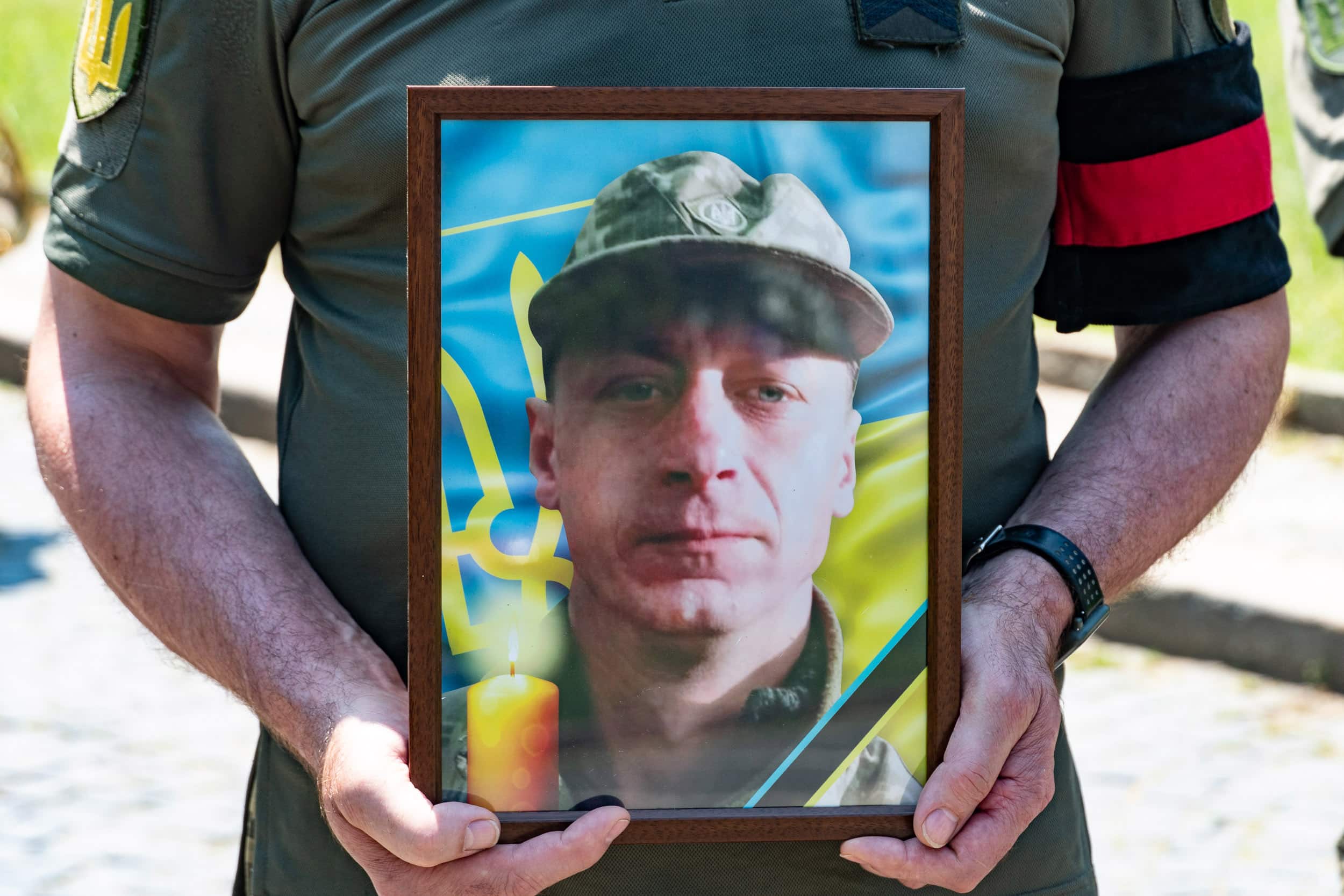 Ужгород сьогодні попрощався зі ще одним загиблим захисником України – 37-річним рядовим Романом Романишиним