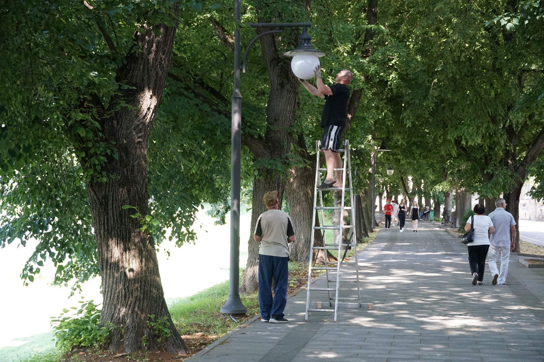 На набережній Незалежності в Ужгороді замінюють плафони світильників зовнішнього освітлення