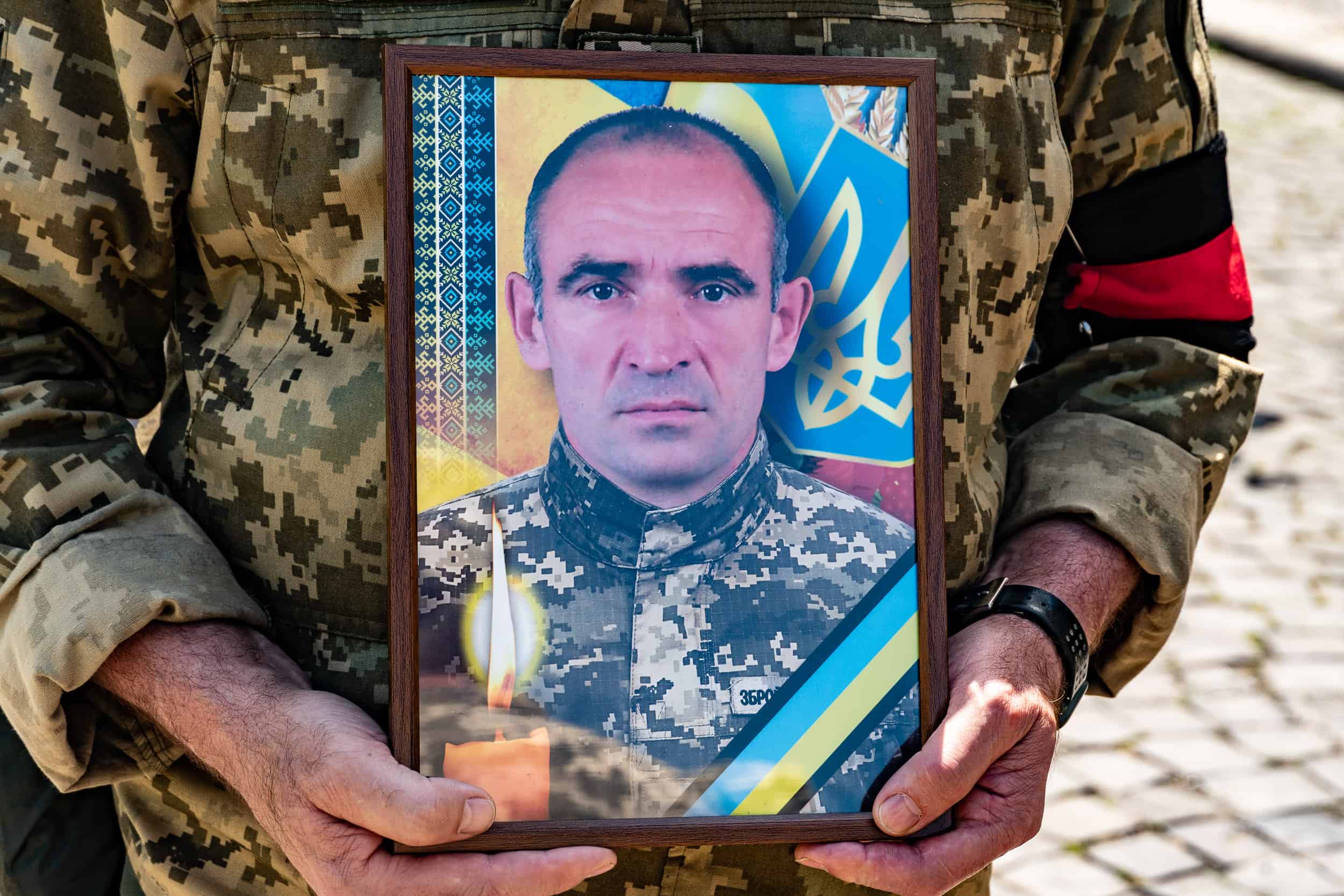 В Ужгороді попрощалися із загиблим Героєм – старшим солдатом Василем Оленем