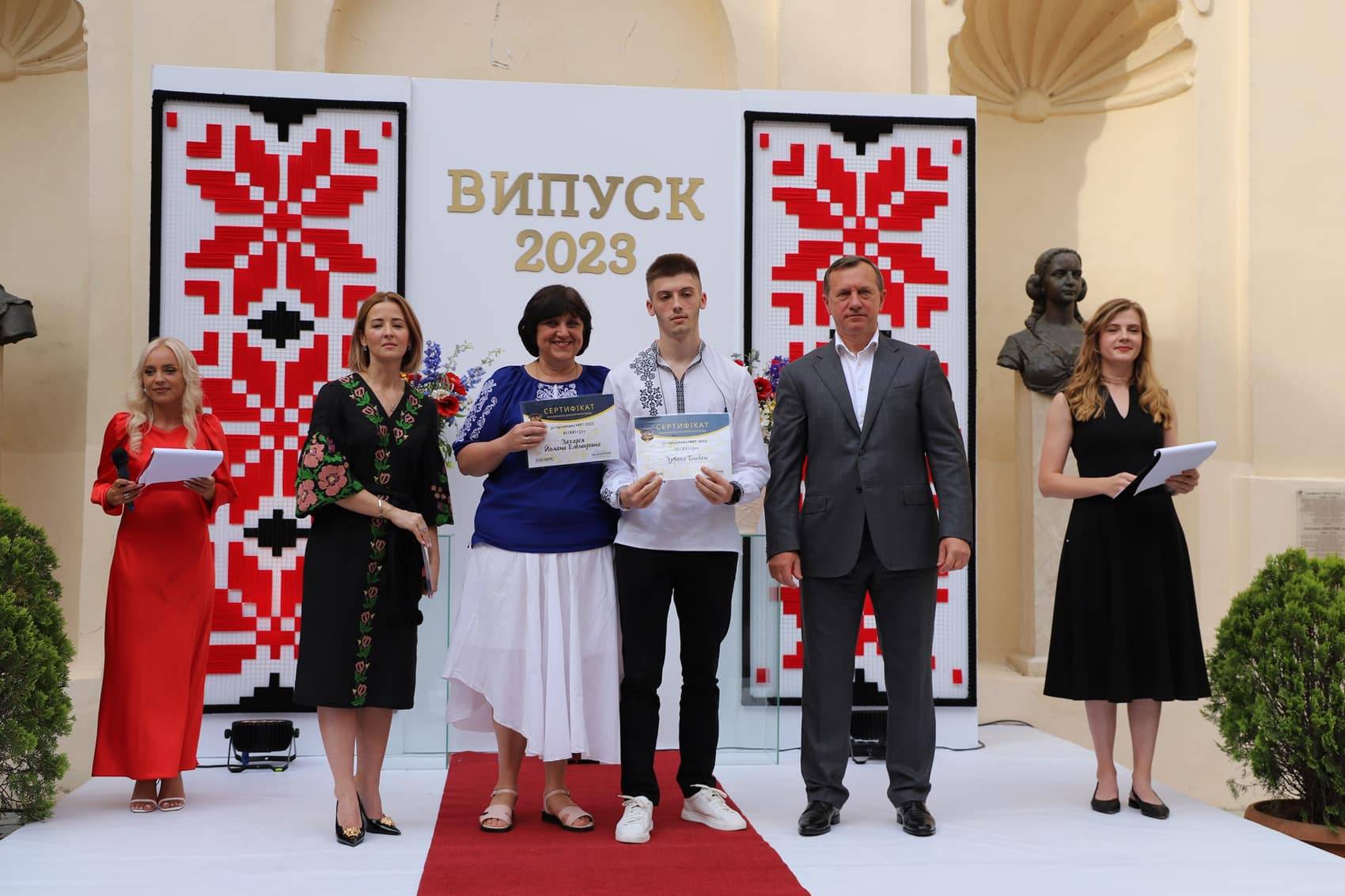 В Ужгороді нагородили випускників, які набрали по 200 балів на НМТ, та їхніх учителів