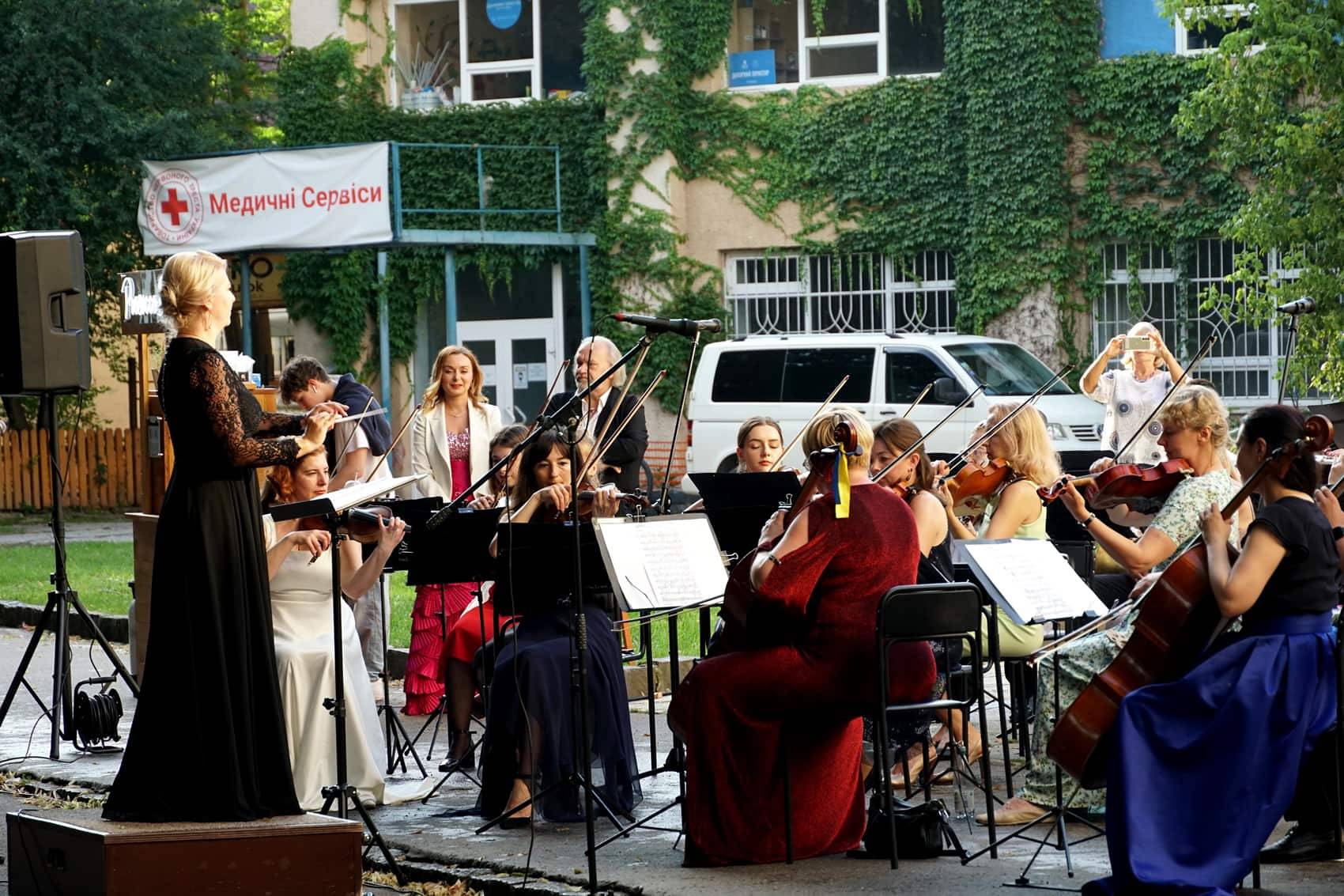 Благодійний концерт на підтримку наших захисників дав сьогодні в Ужгороді Академічний симфонічний оркестр обласної філармонії