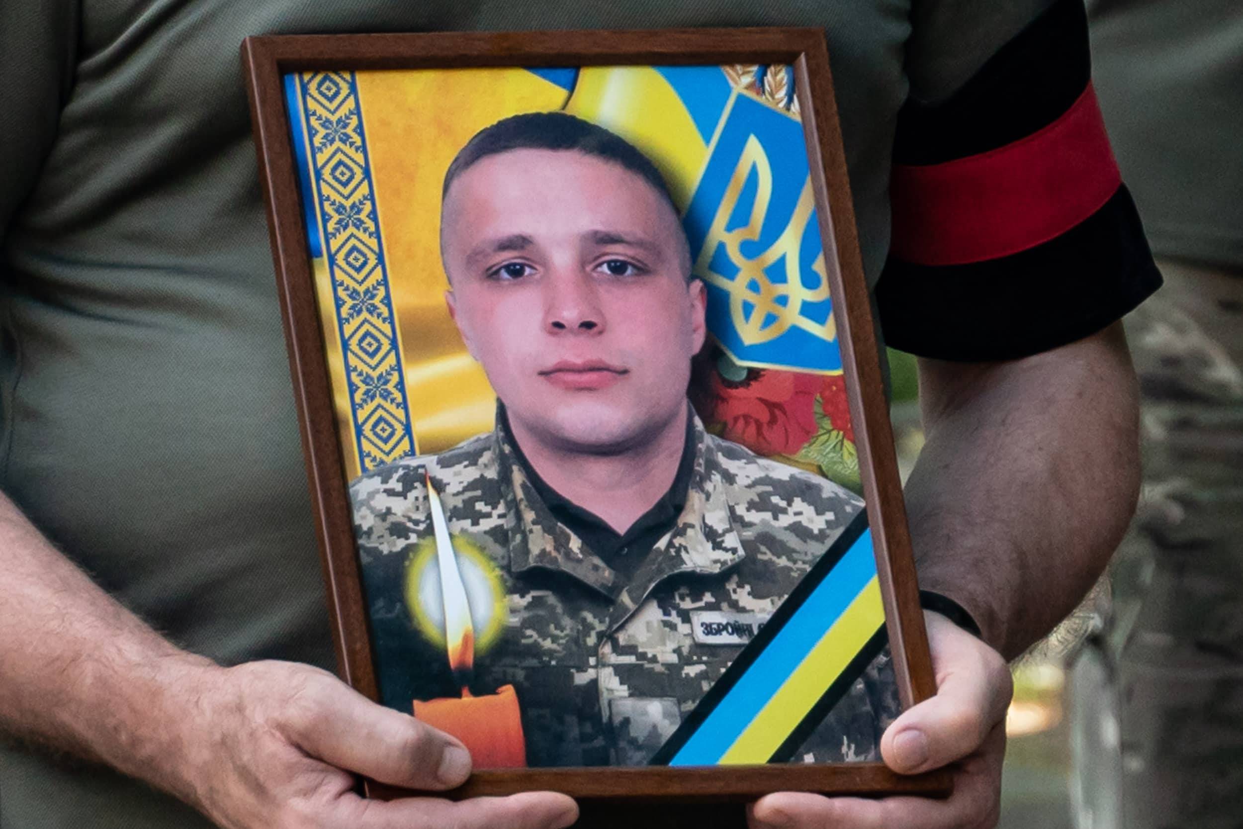 В Ужгороді сьогодні провели в останню дорогу 27-річного солдата Олександра Вашаша