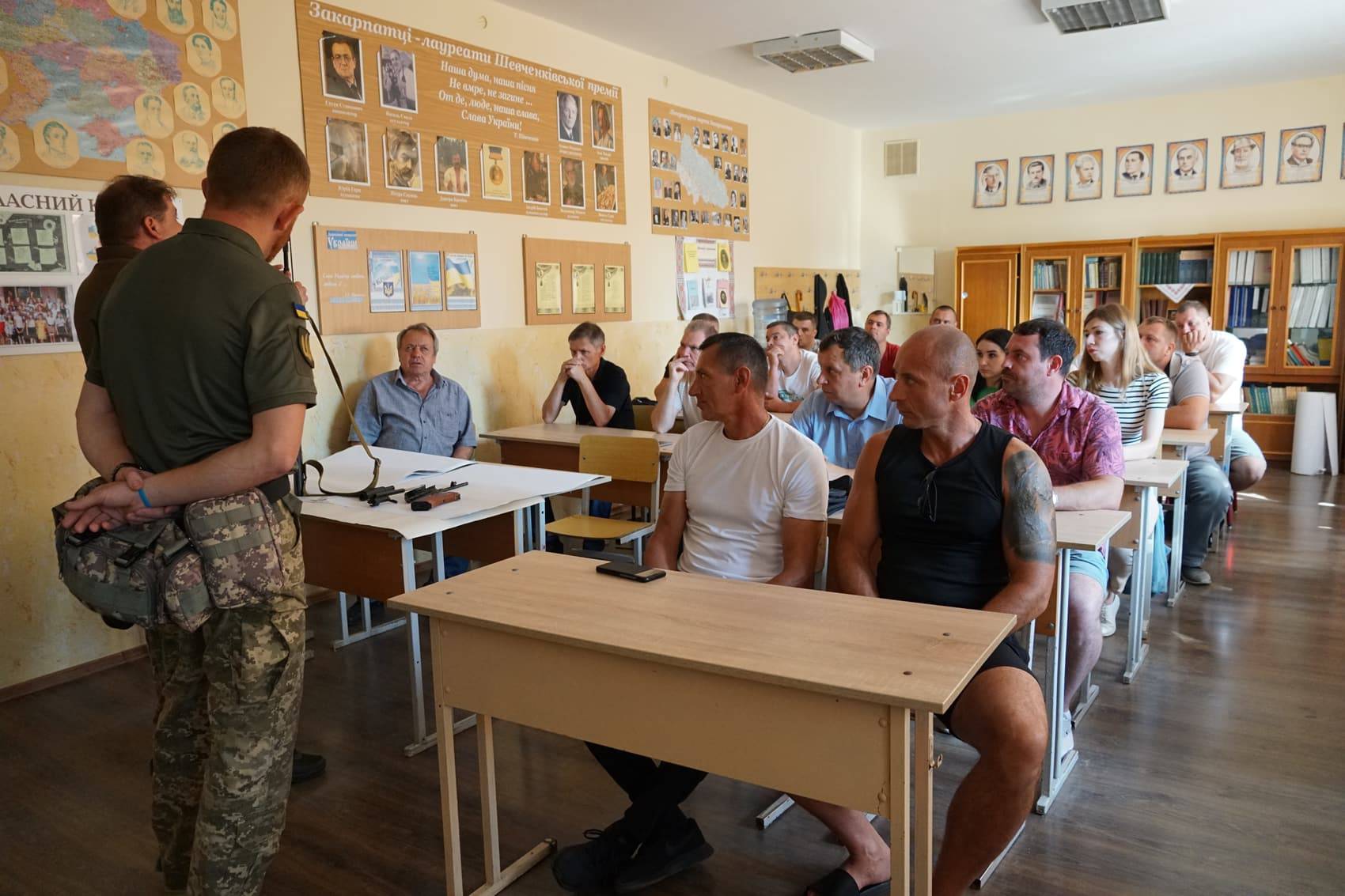 Заняття з військової підготовки провели для працівників комунальних установ та організацій Ужгорода, структурних підрозділів міськради