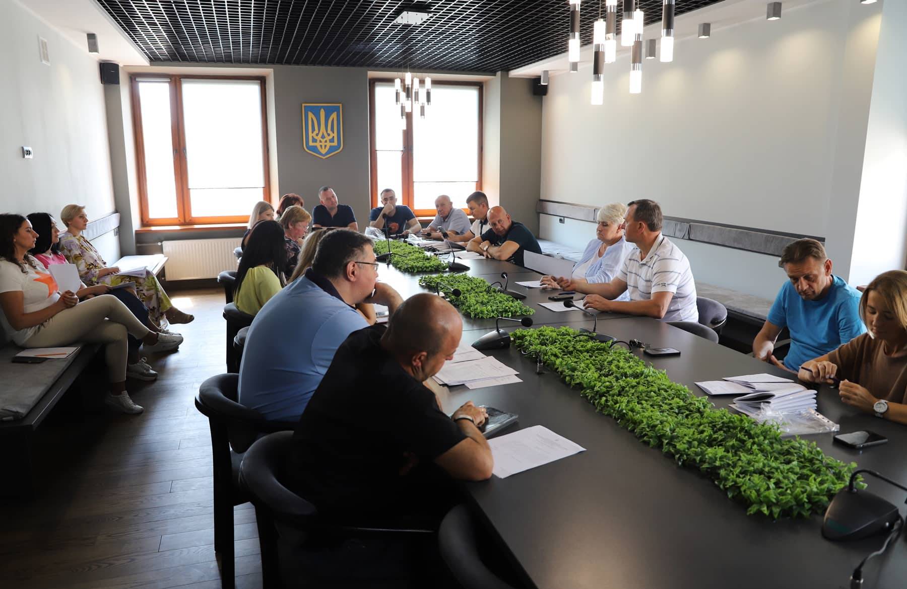 Депутати Ужгородської міської ради закінчили обговорення проєктів рішень, які внесені на розгляд сесії 8 серпня