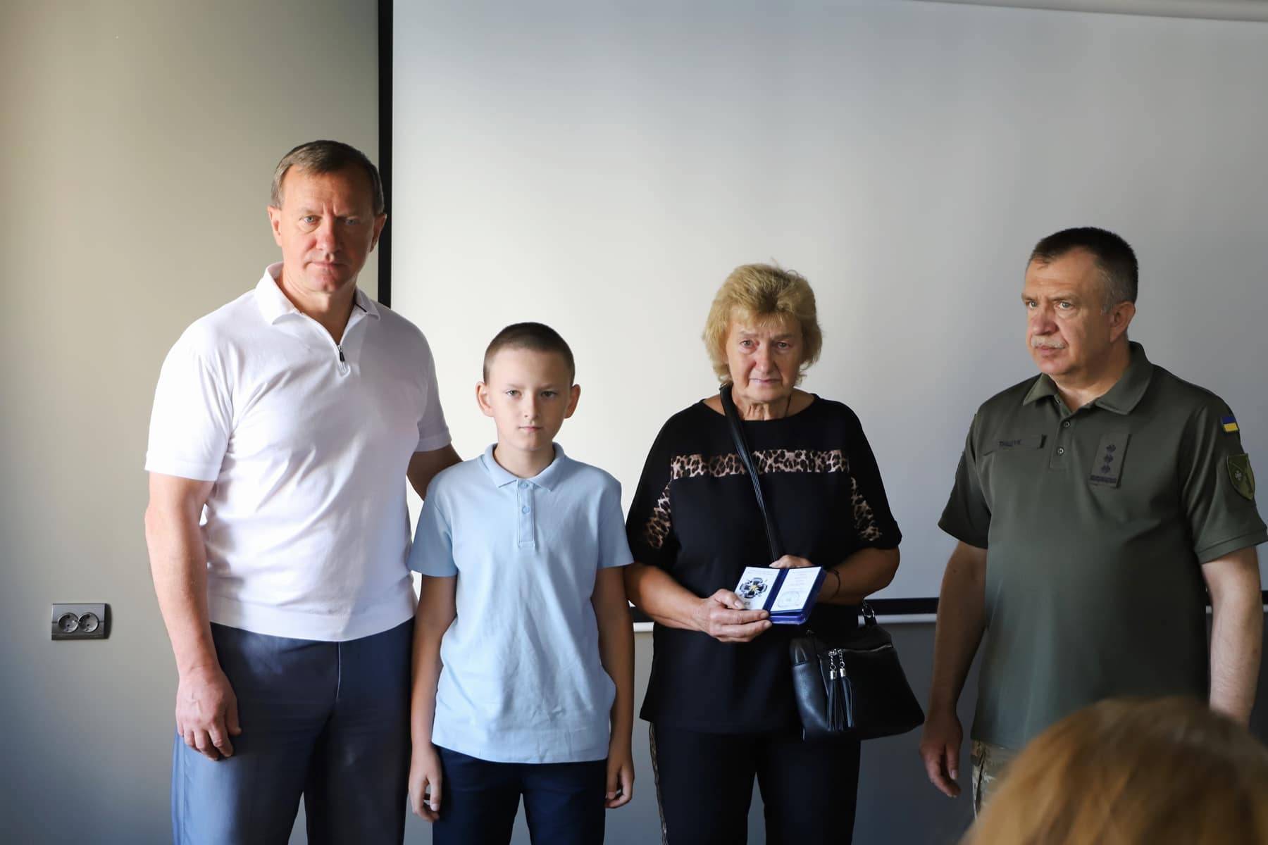 В Ужгородській міськраді сьогодні вручили державні нагороди рідним загиблих захисників