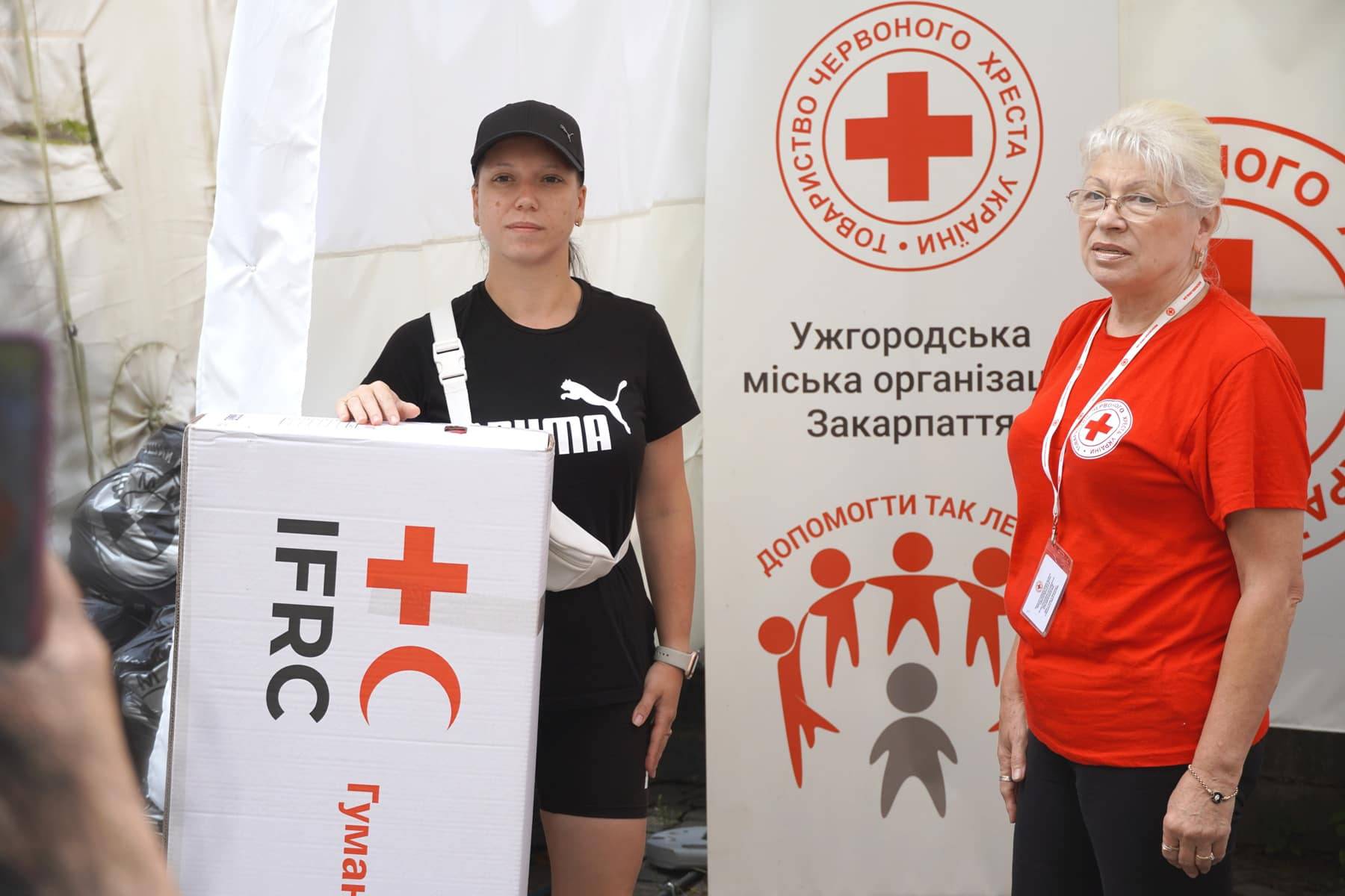 Благодійну акцію до Дня знань організувала Ужгородська міська організація Товариства Червоного Хреста України для багатодітних сімей переселенців