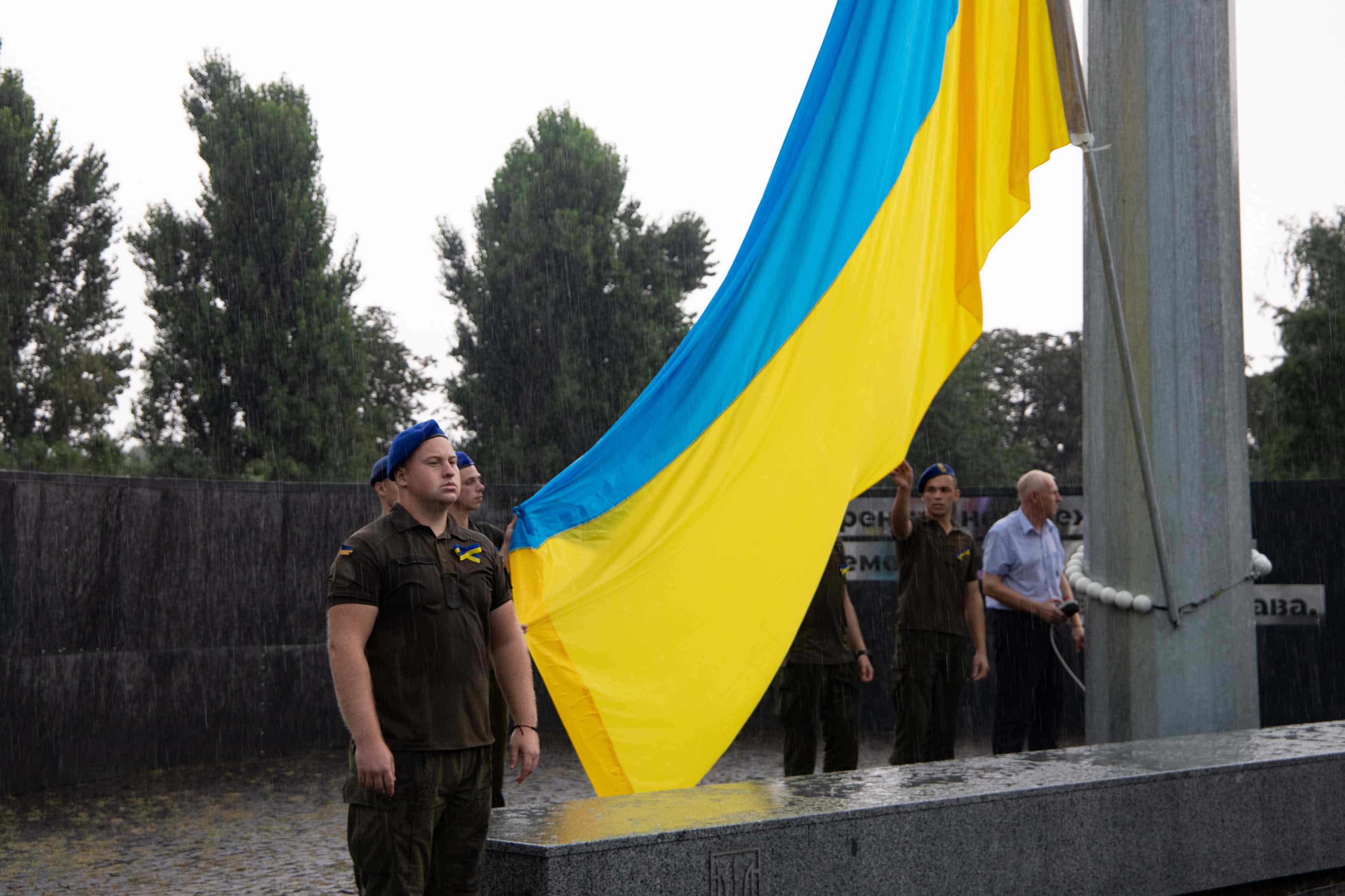 Сьогодні, у День Державного Прапора України, великий синьо-жовтий стяг підняли над площею Богдана Хмельницького в Ужгороді