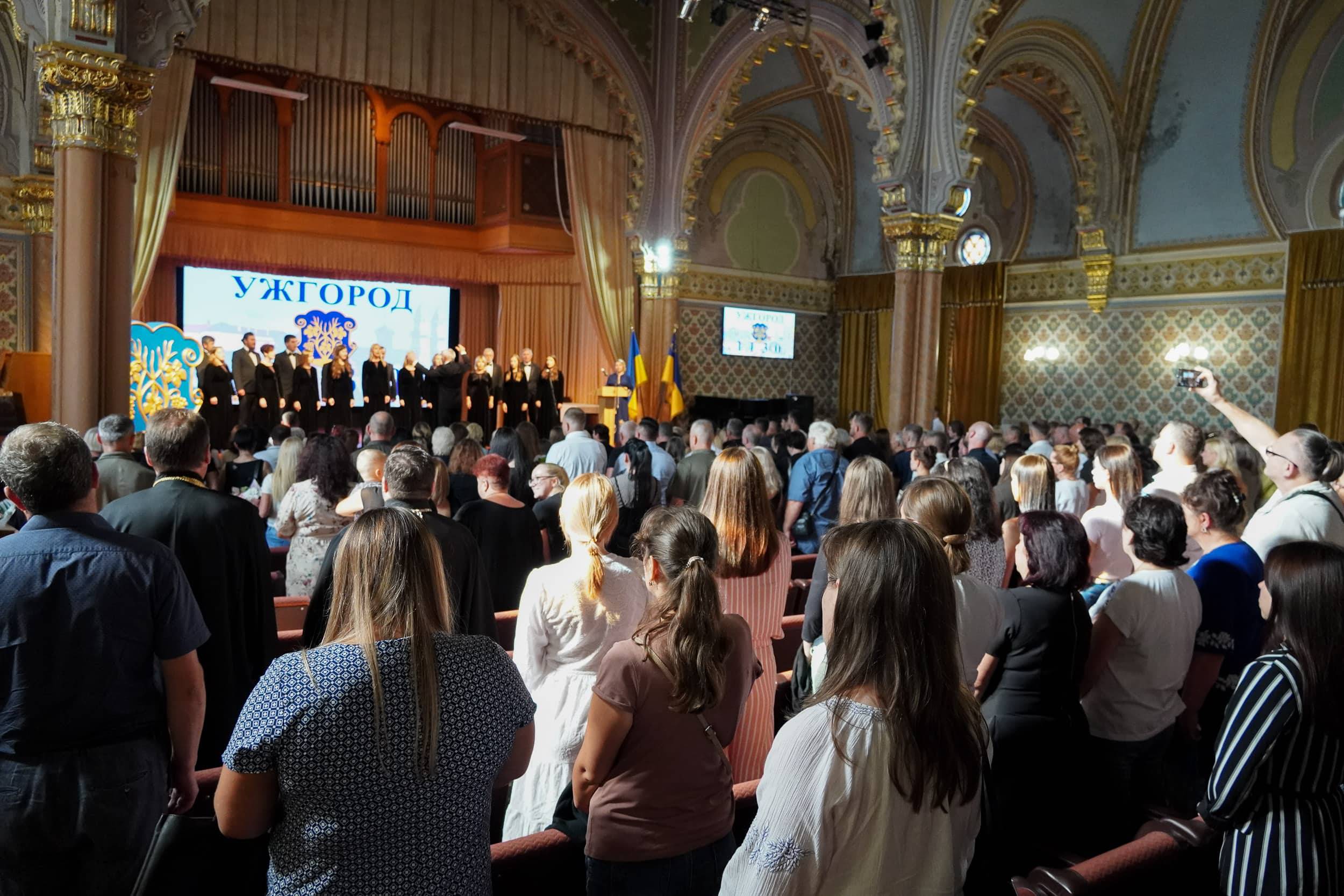 В Ужгороді на загальноміському Віче до Дня міста вшанували загиблих Героїв