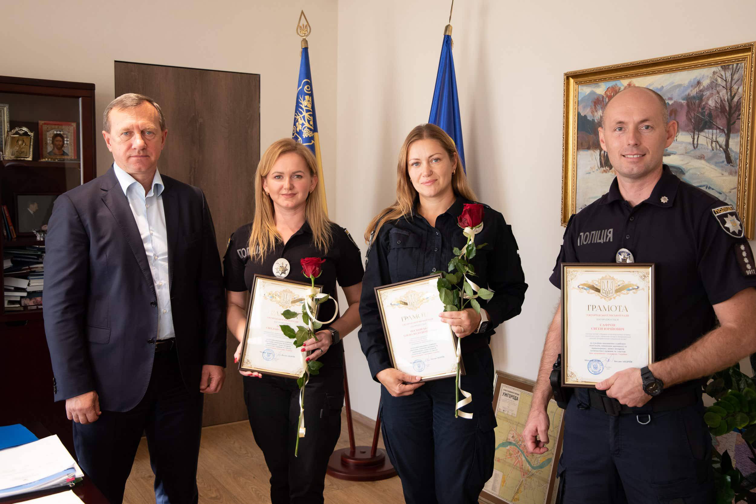 Богдан Андріїв нагородив грамотами Ужгородської міської ради патрульних поліцейських