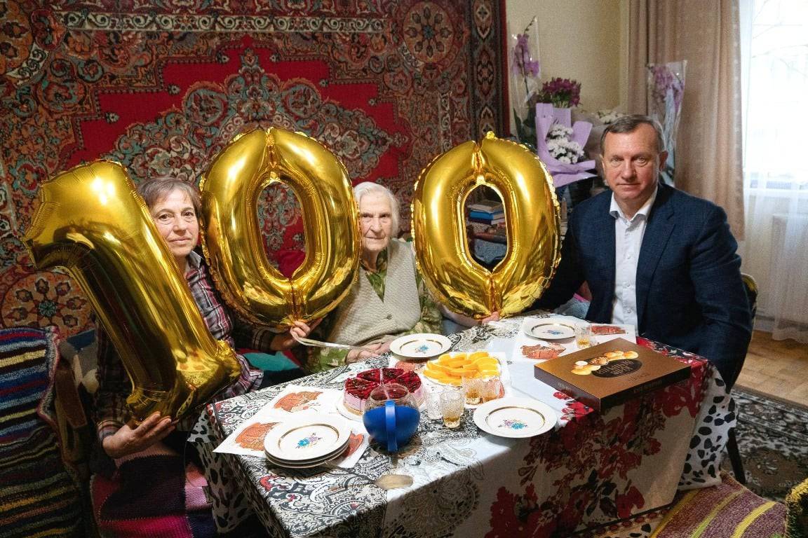 Міський голова Богдан Андріїв привітав зі 100-літнім ювілеєм ужгородку Антоніну Готліб