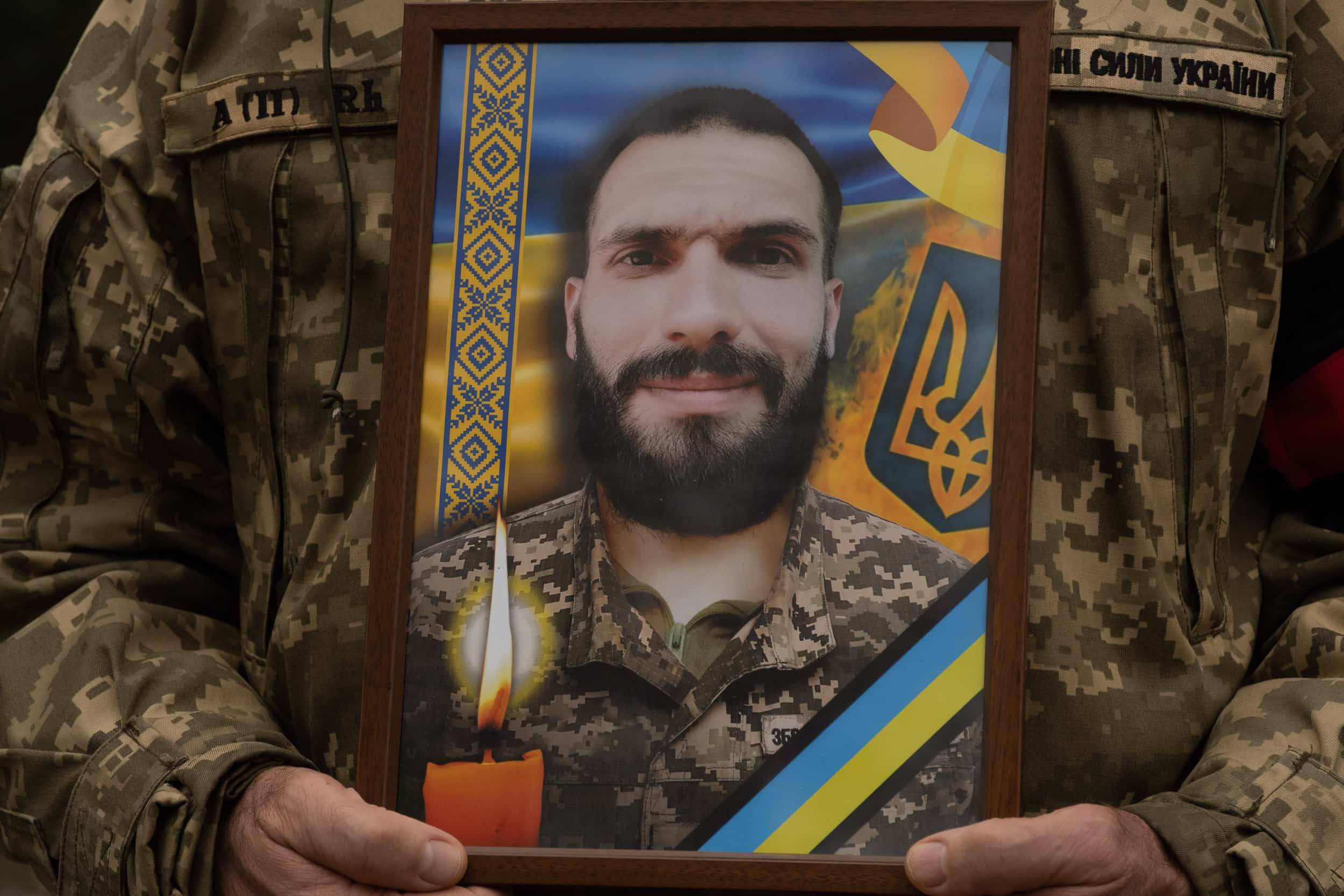 В Ужгороді сьогодні, 14 листопада, попрощалися із 33-річним молодшим сержантом Віктором Боровиком