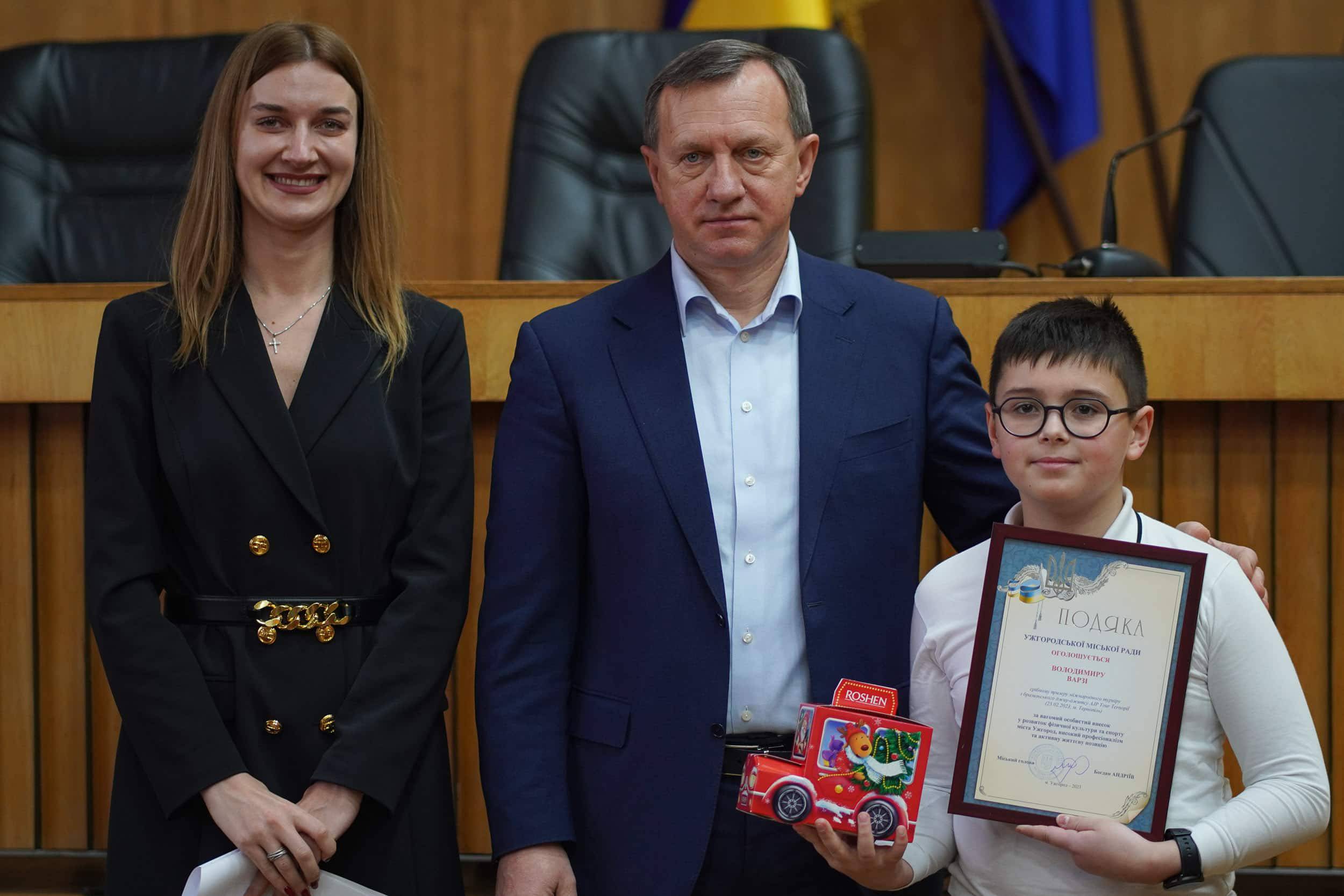 Юних ужгородських спортсменів, які показали високі результати на міжнародних турнірах із бразильського джиу-джитсу, а також їхніх тренерів привітали в  міській раді