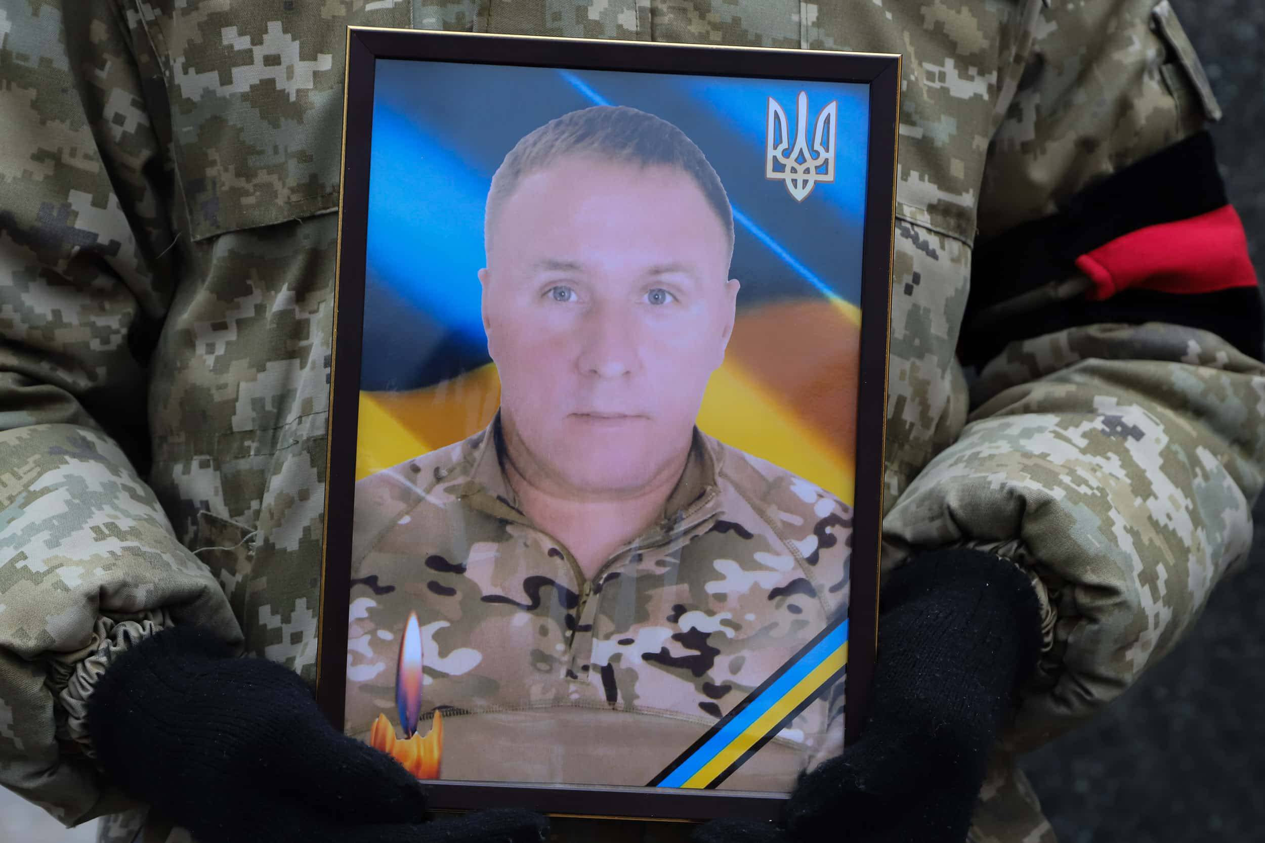 Віддав життя за Україну, за кожного з нас: в Ужгороді в останню земну дорогу провели Героя – 46-річного молодшого сержанта Руслана Єлагіна