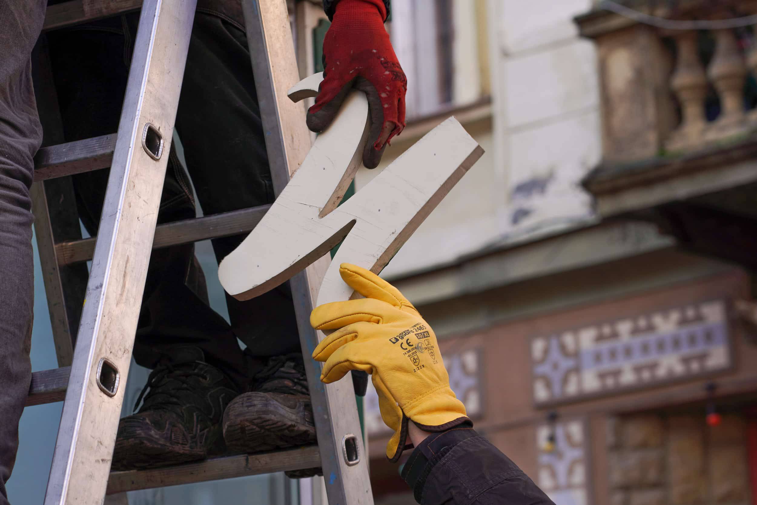 В історичному центрі Ужгорода провели демонтаж самовільно встановлених вивісок