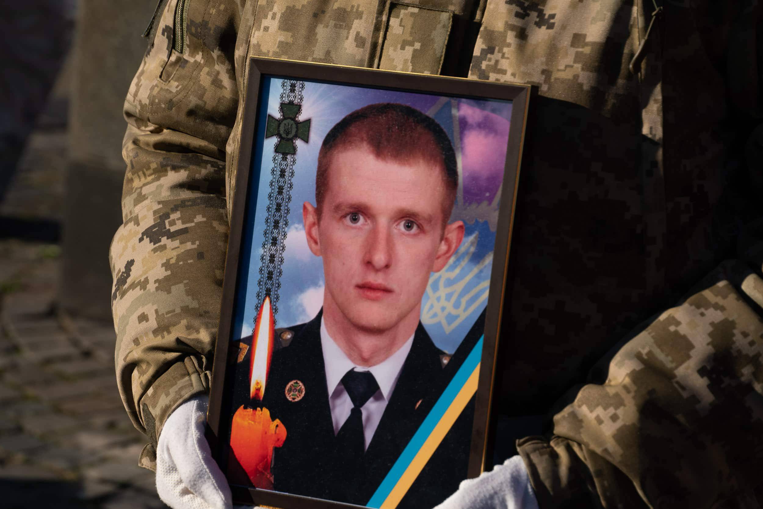 Із загиблим воїном, 26-річним старшим сержантом Олександром Донцем попрощалися сьогодні в Ужгороді