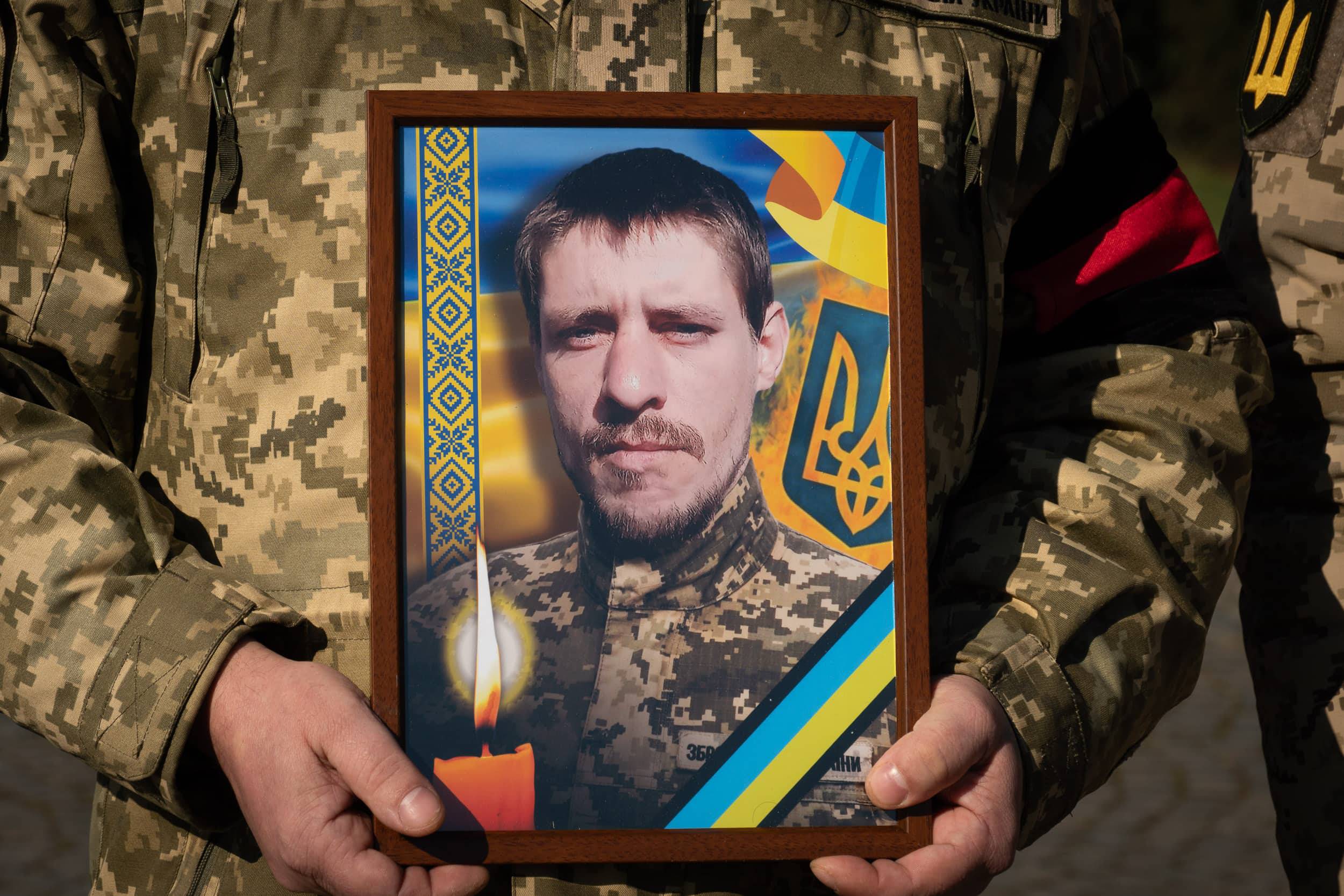 Ужгород сьогодні, 15 лютого, попрощалися із 35-річним солдатом Іваном Карапою