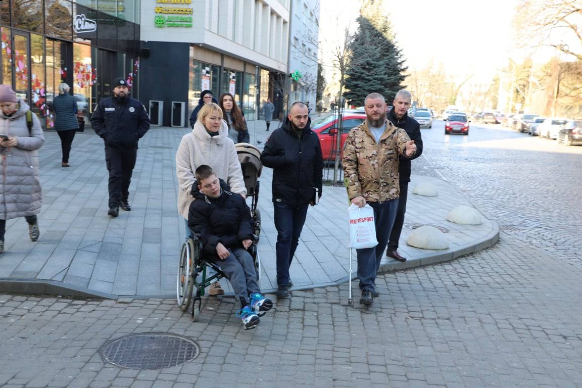 Доступність міського простору для маломобільних груп населення інспектували напередодні в Ужгороді