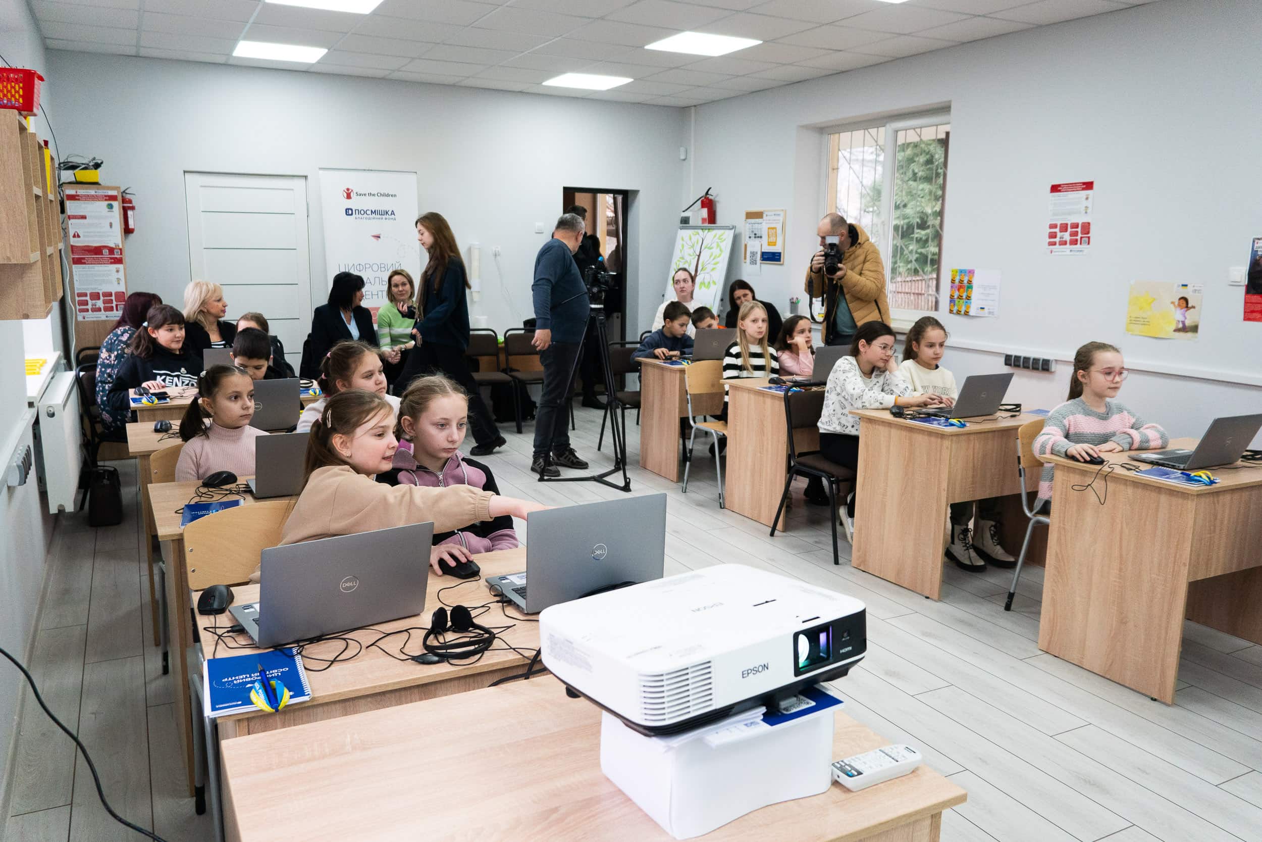 Цифровий освітній центр для дітей Ужгорода відкрили сьогодні у приміщенні мистецького ліцею «Перспектива»