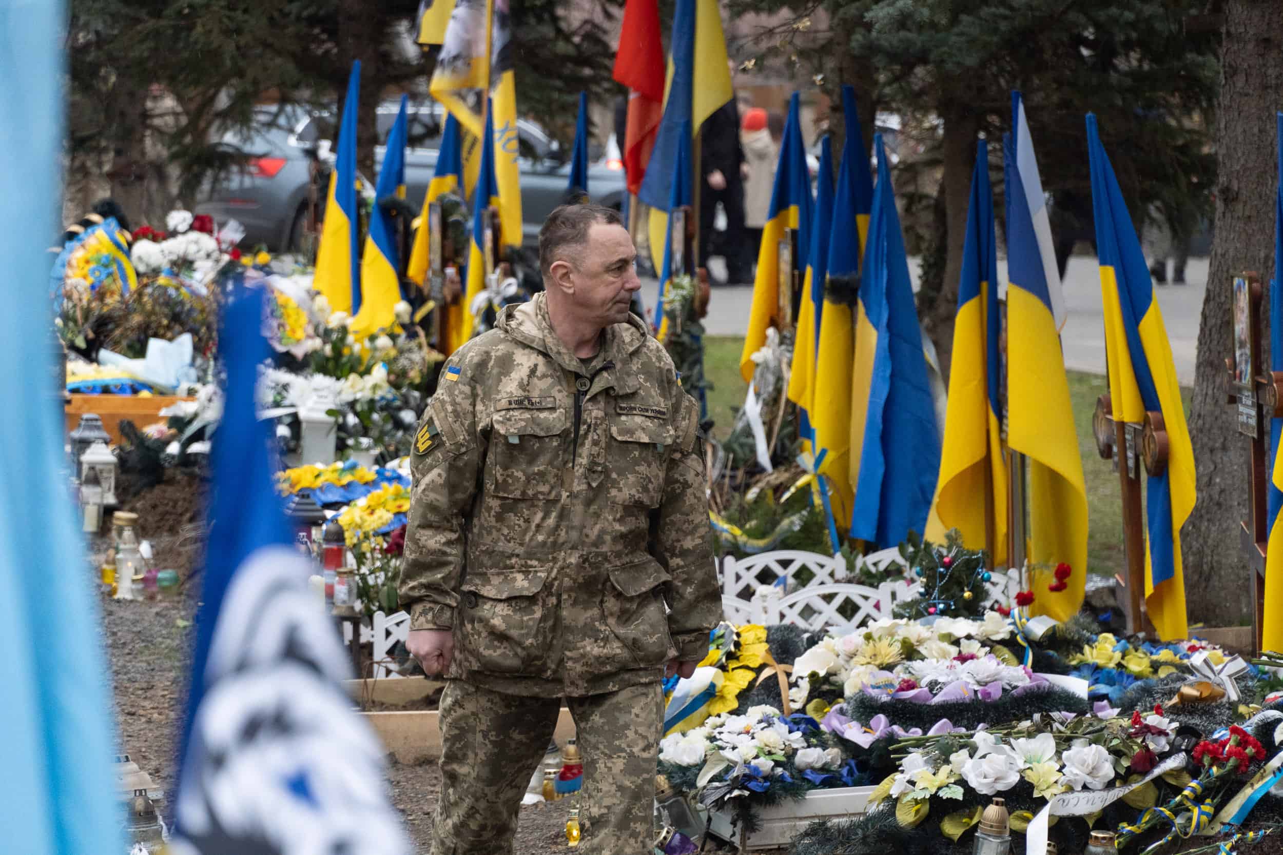 У другу річницю початку збройного вторгнення росії в Україну в Ужгороді на Пагорбі Слави вшанували пам'ять полеглих Героїв