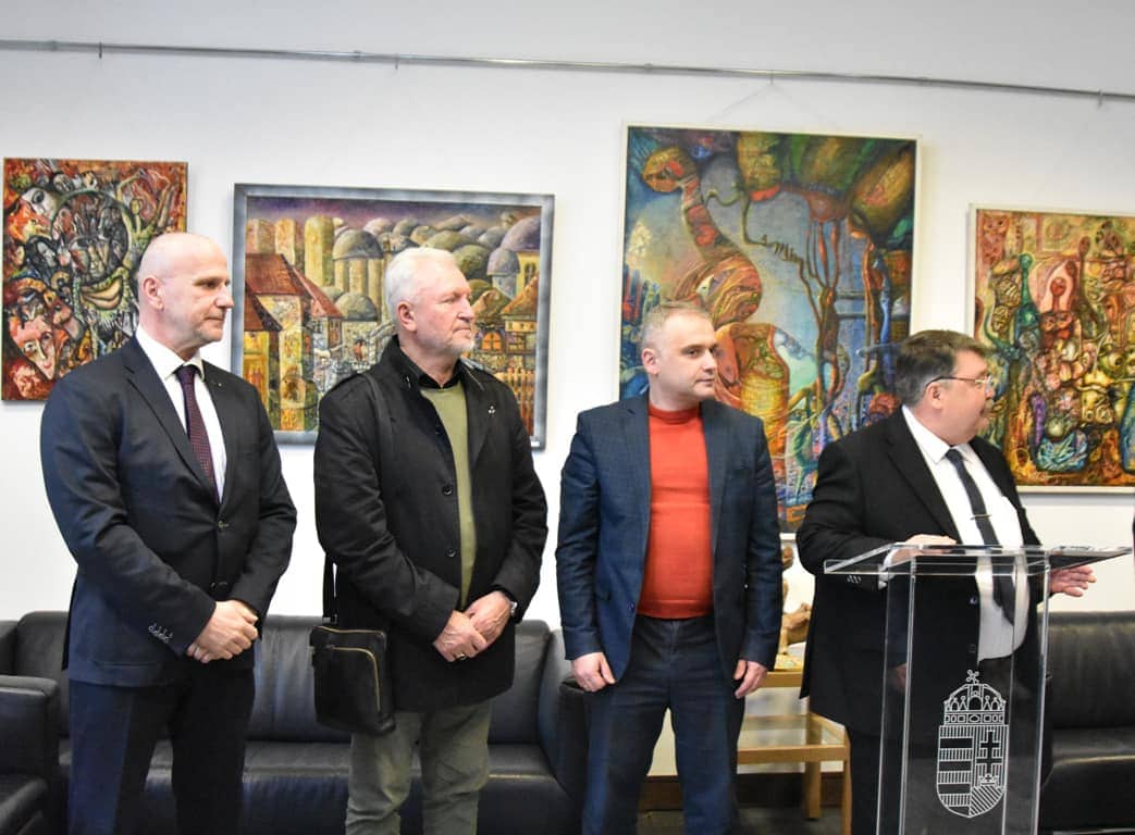 Вернісаж робіт художника та різьбяра по дереву Ловранта Бокотея відкрили сьогодні у Генеральному консульстві Угорщини в Ужгороді