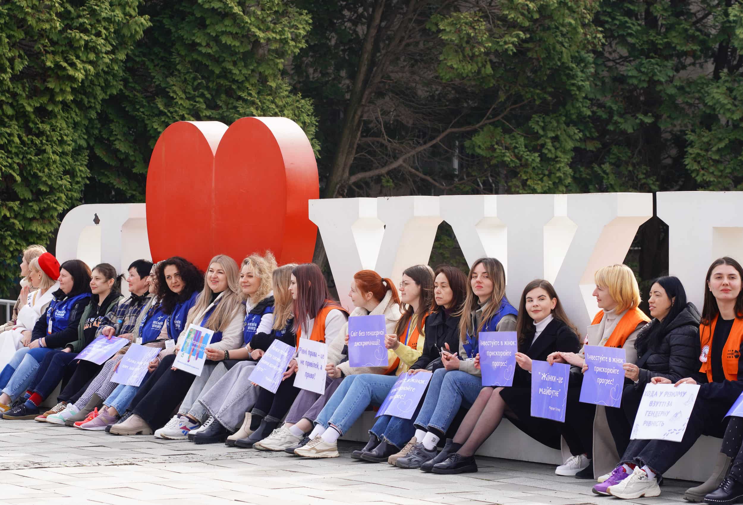 «Насильство лишає слід» – низку заходів під таким гаслом провели в Ужгороді сьогодні, у Міжнародний день боротьби за права жінок