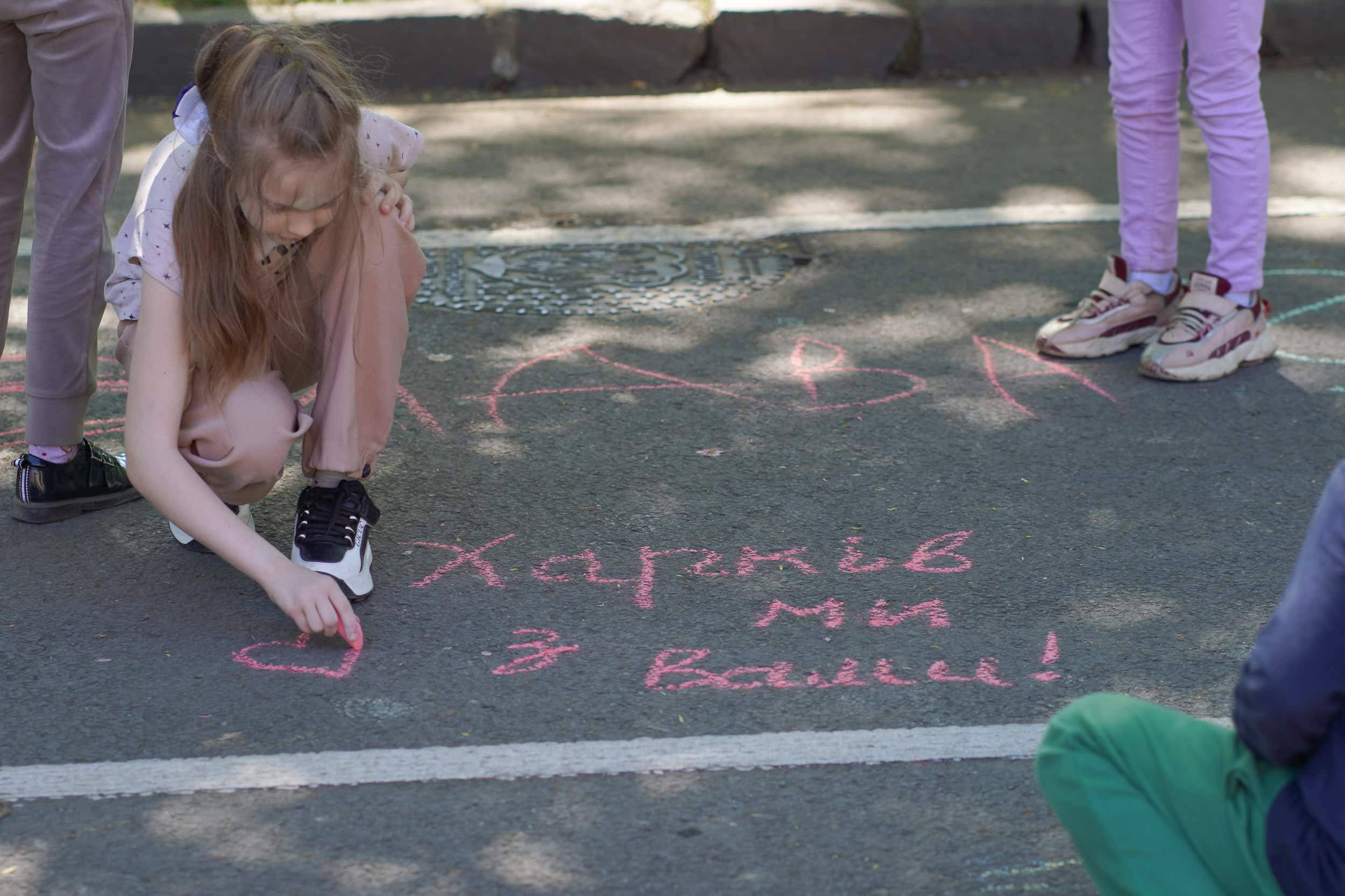 Більше тисячі ужгородських школярів провели акцію на підтримку дітей Харківщини