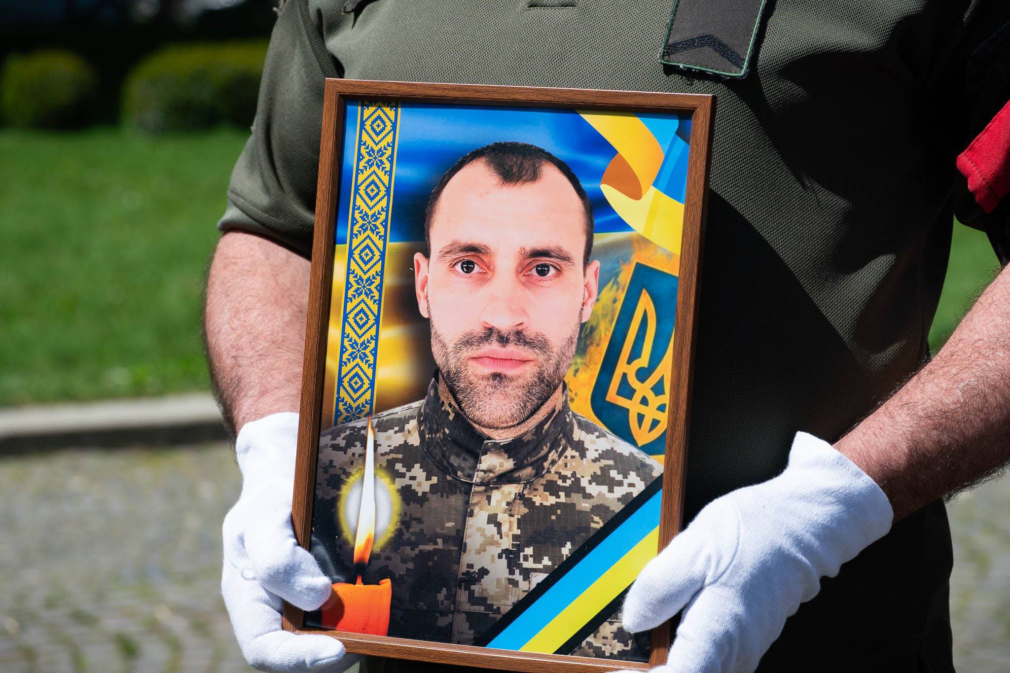 В Ужгороді сьогодні віддали шану загиблому захиснику – солдату, стрільцю-помічнику гранатометника Івану Бенці